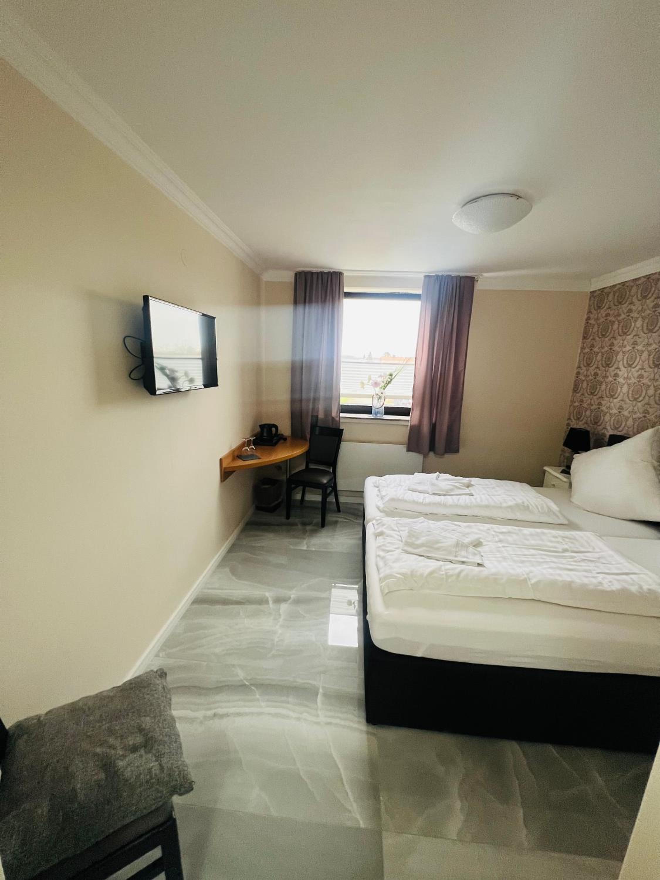 Double Room with Private Bathroom - Photo 5