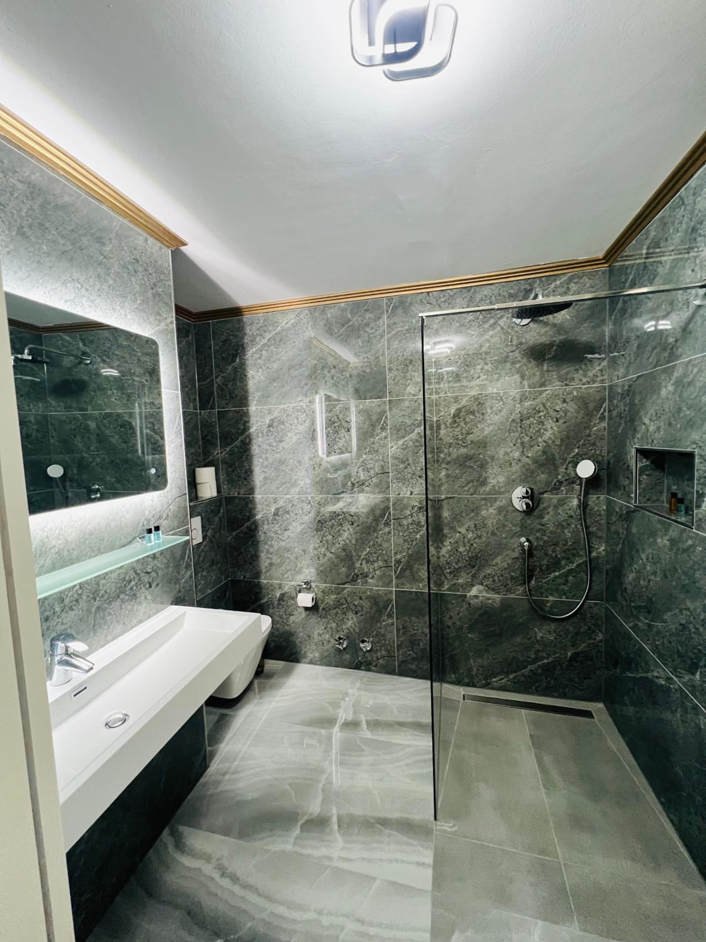 Double Room with Private Bathroom - Photo 4