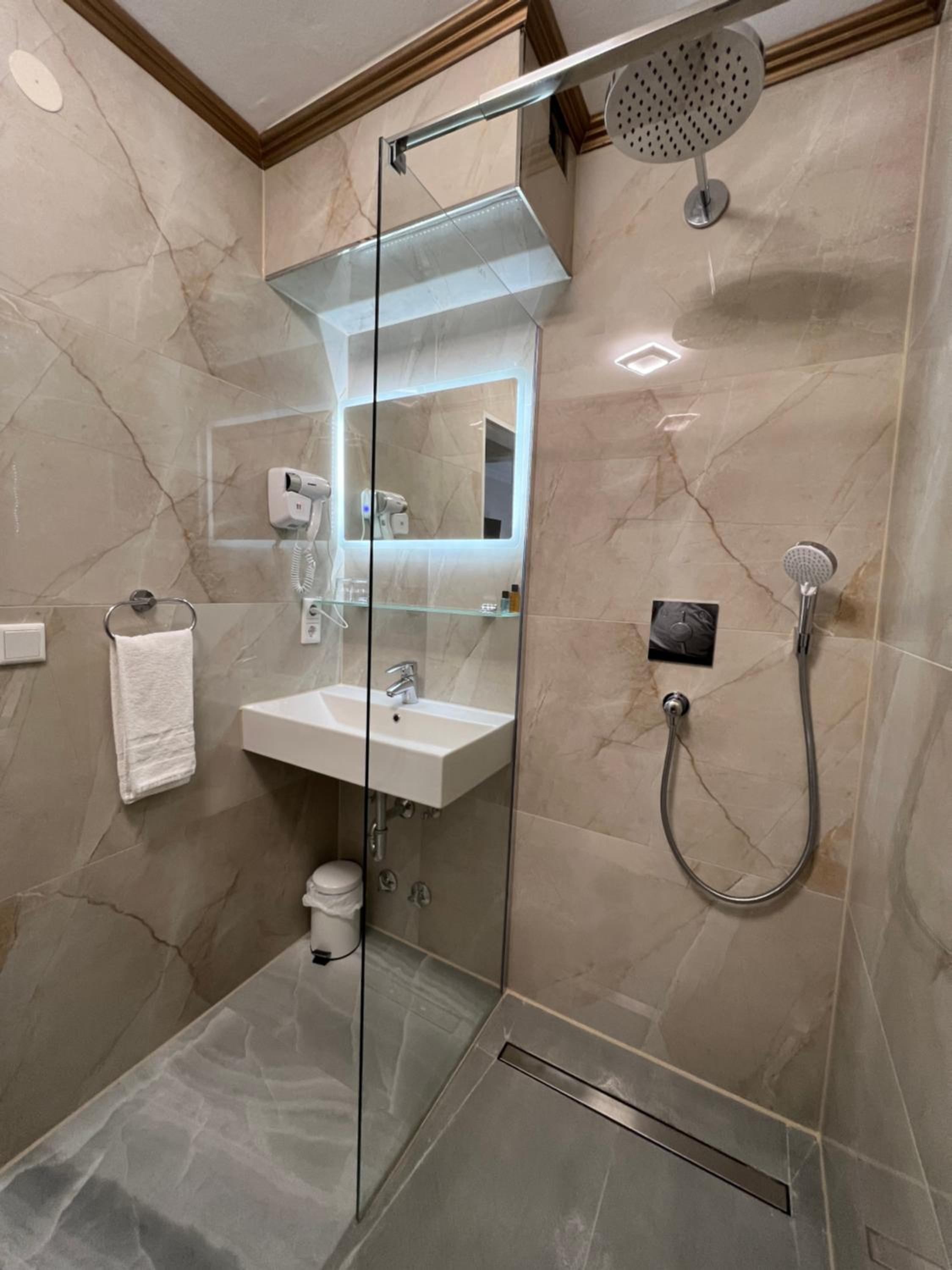 Double Room with Private Bathroom - Photo 20