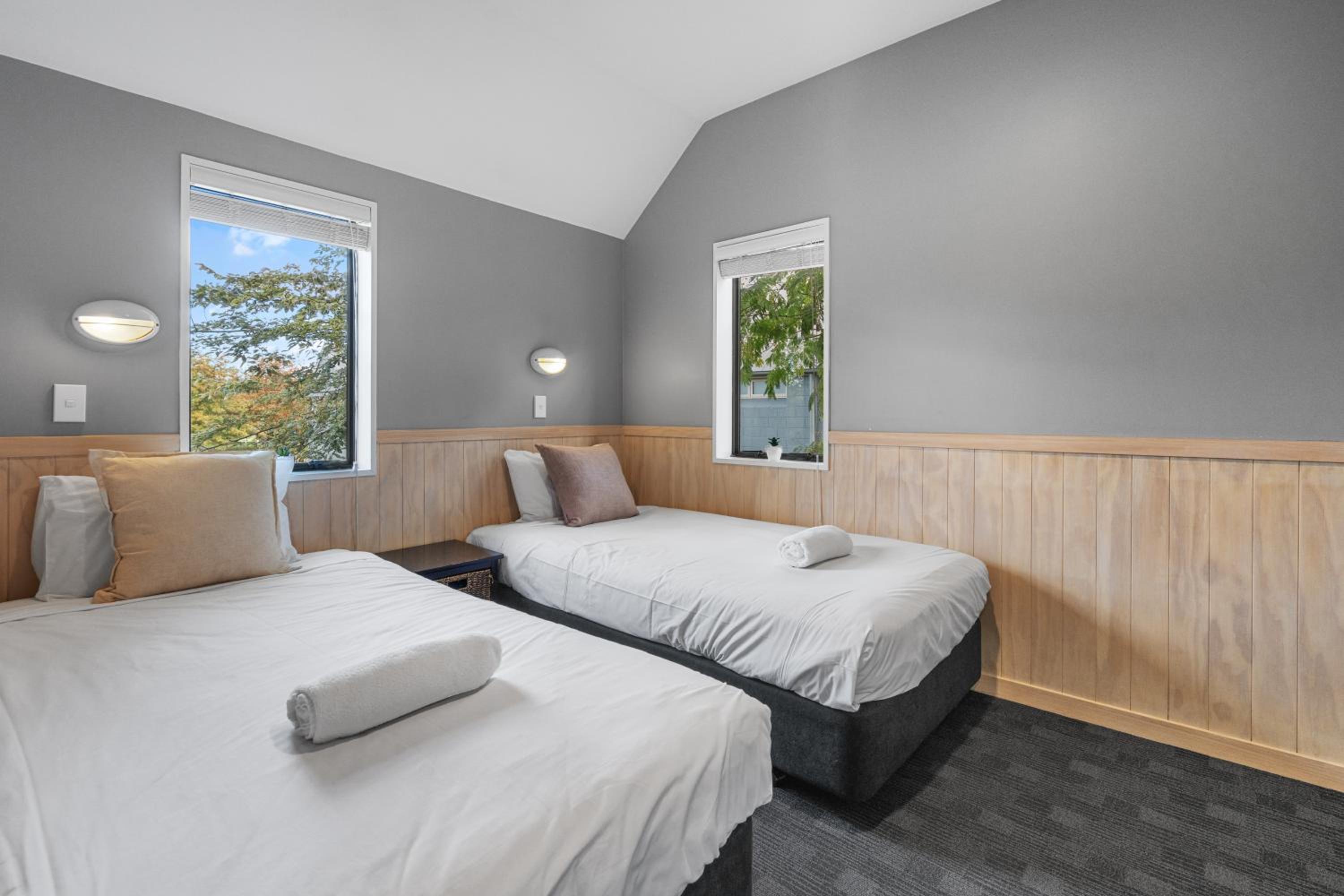 Motel Room - 2 Bedroom (5) - Photo 2