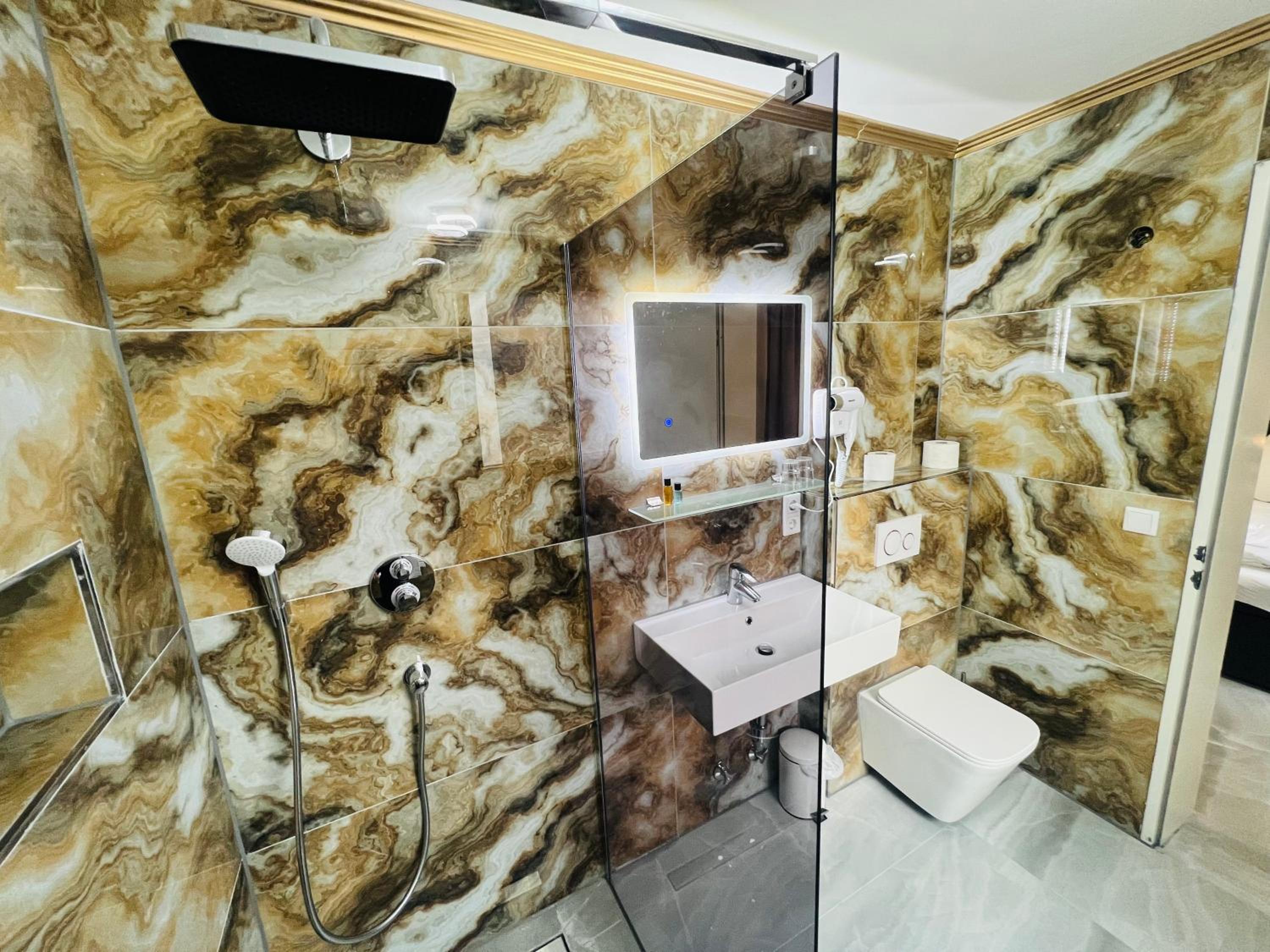 Double Room with Private Bathroom - Photo 19