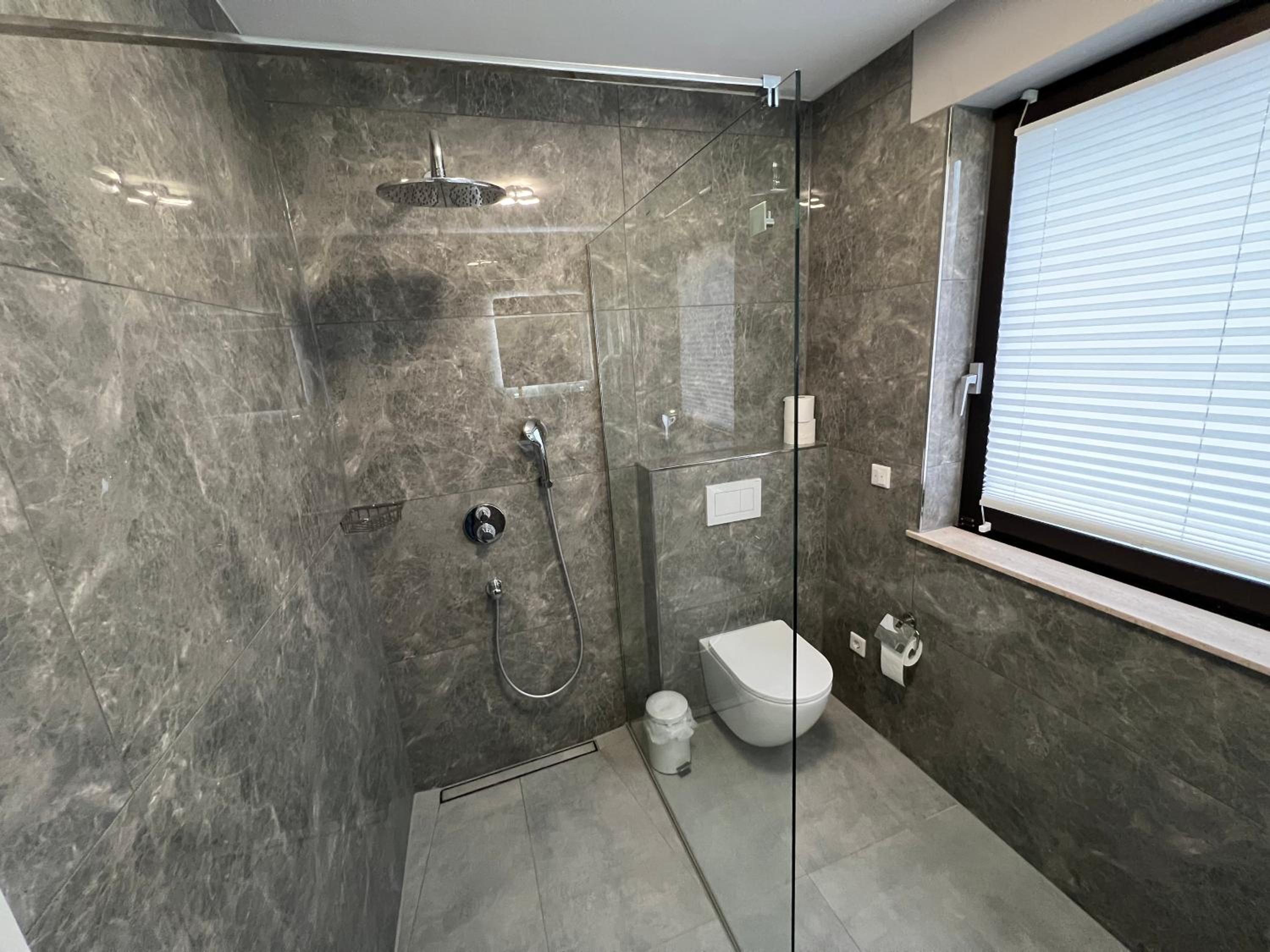Double Room with Private Bathroom - Photo 18