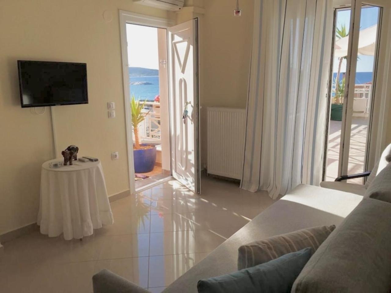 One-Bedroom Apartment with Sea View and Terrace photo 2