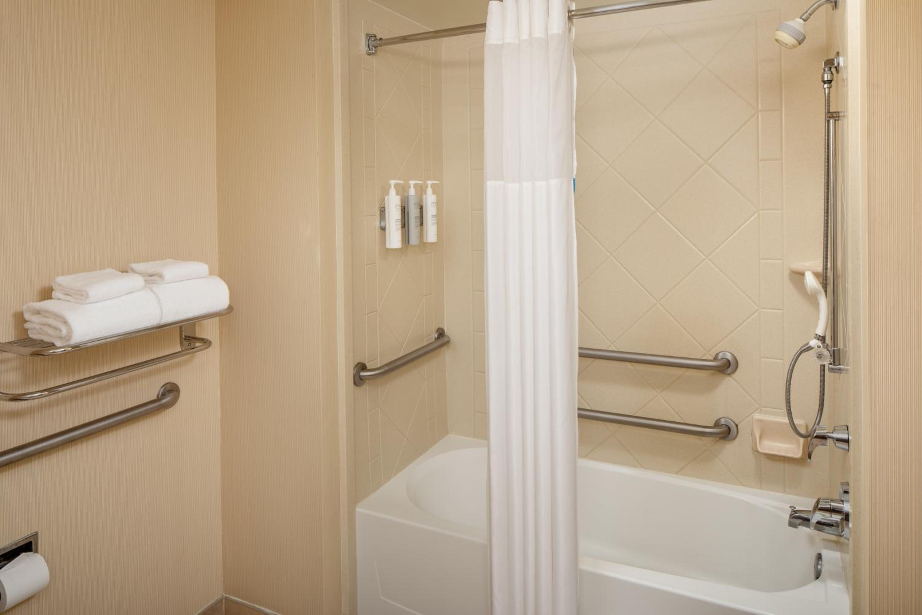 King Room with Accessible Tub - Mobility and Hearing Access/Non-Smoking - Photo 3