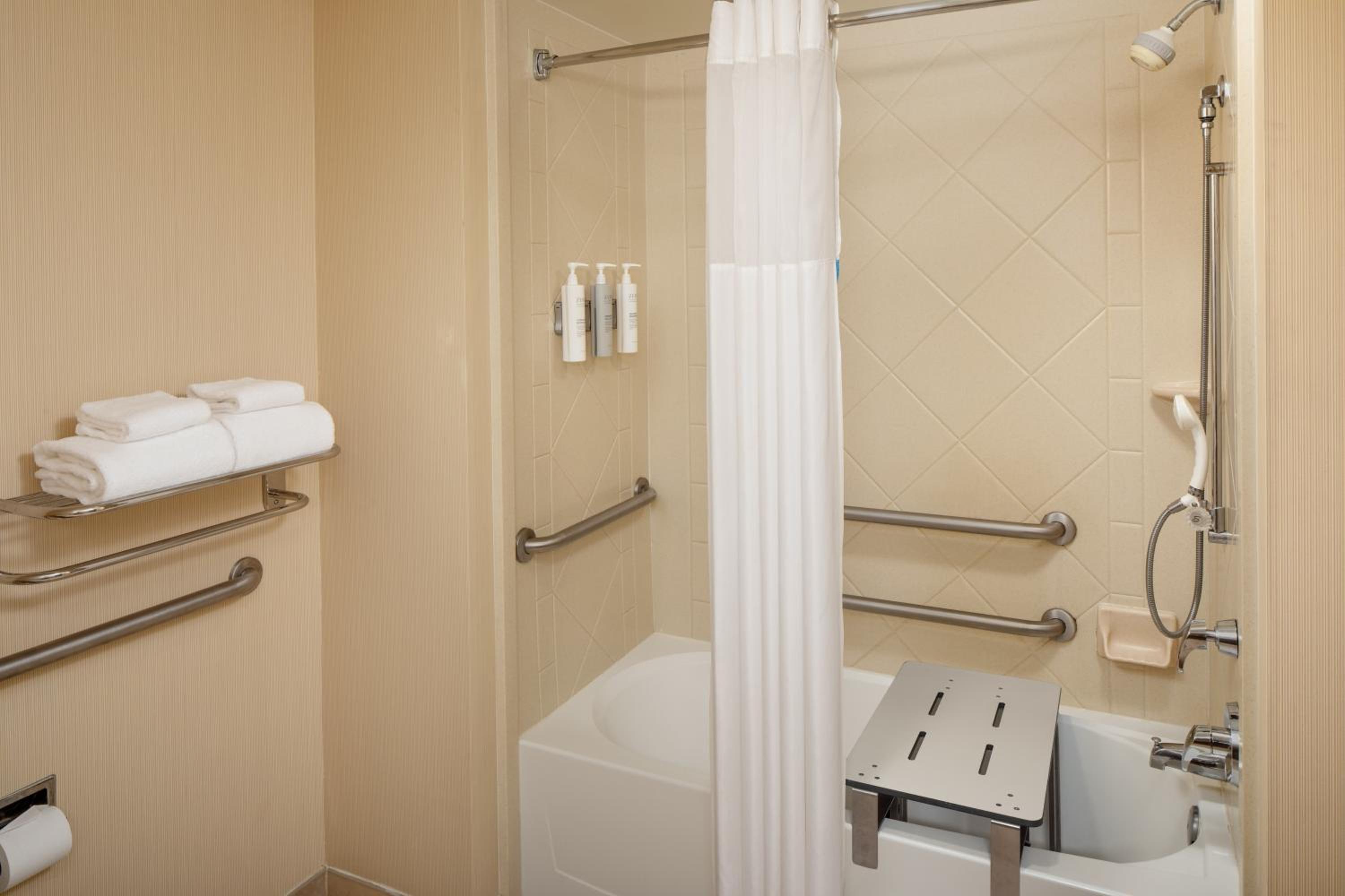 King Room with Accessible Tub - Mobility and Hearing Access/Non-Smoking - Photo 2