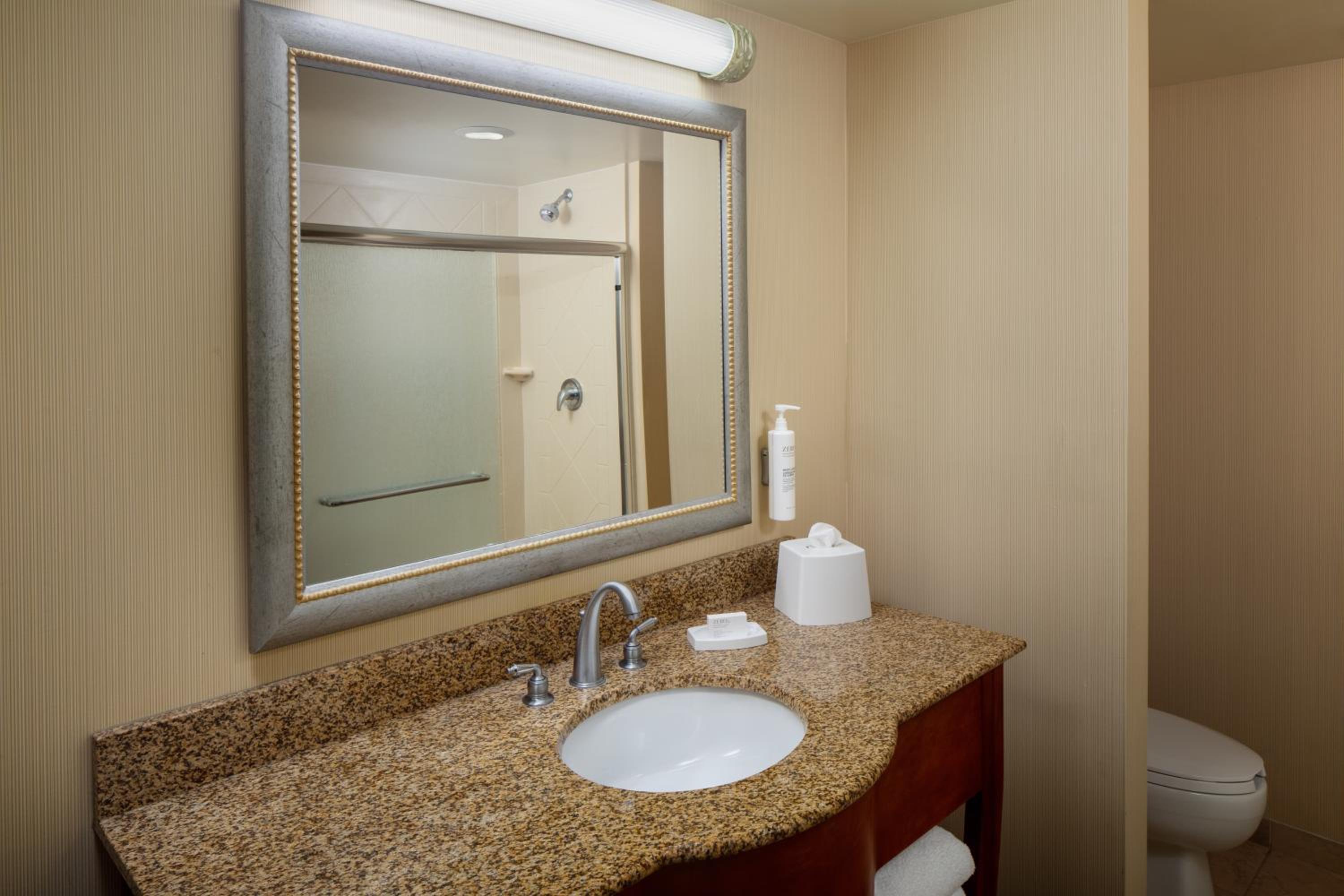 King Room with Shower - Non-Smoking - Photo 3