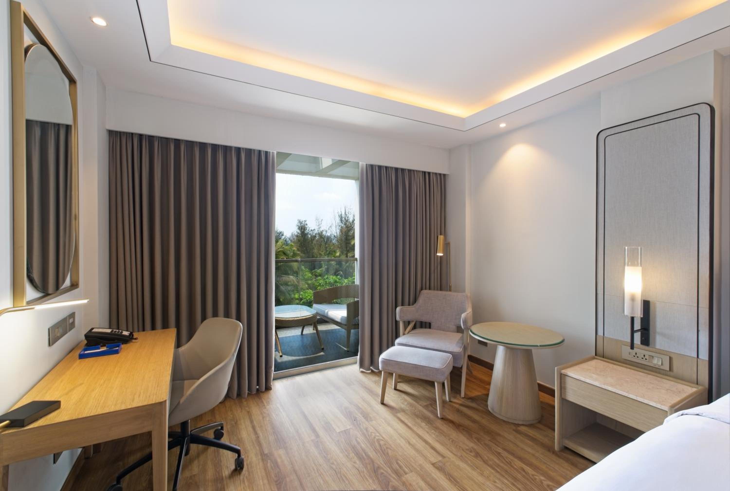 Deluxe Room King with Balcony - Photo 4