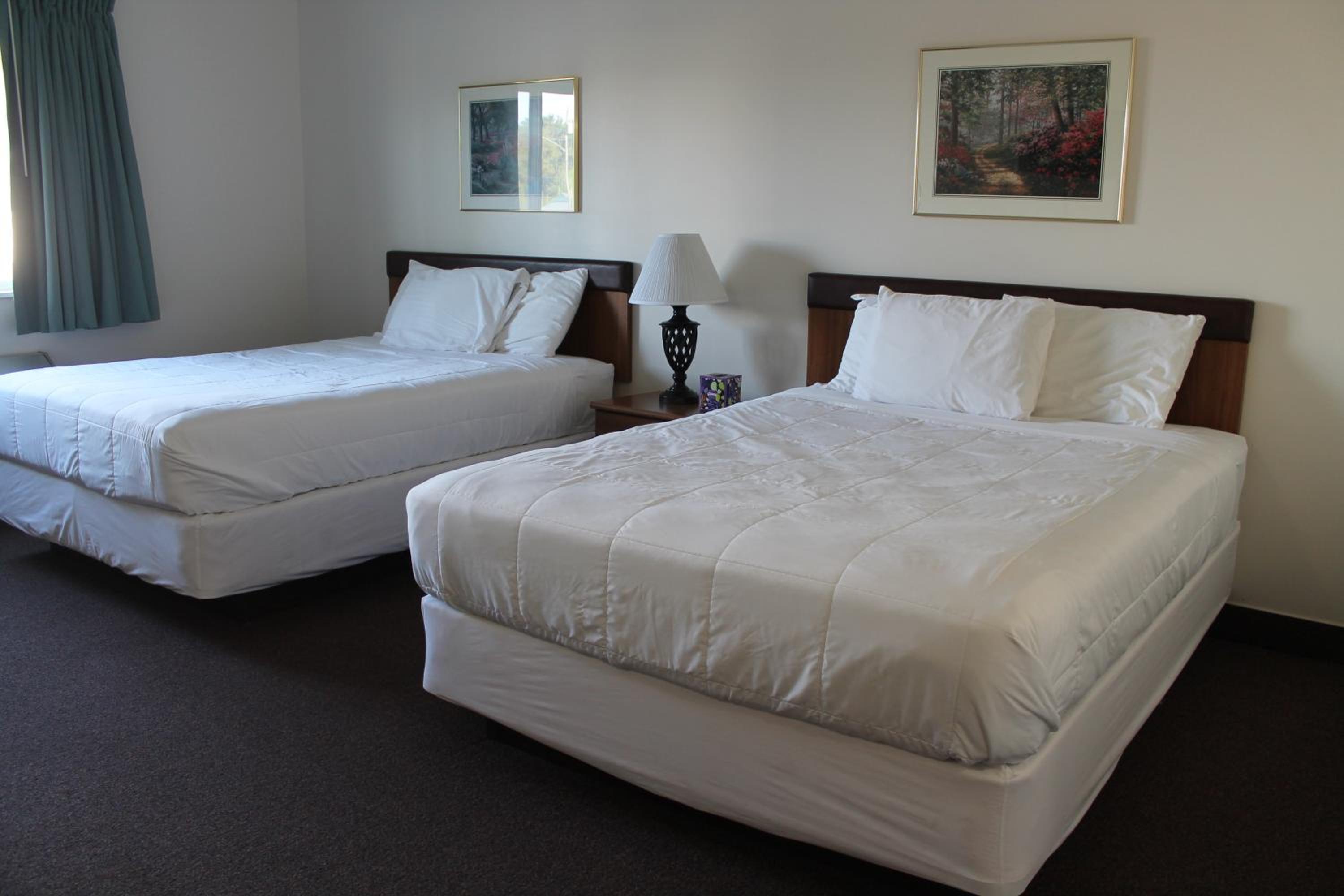 Queen Room with Two Queen Beds photo 3
