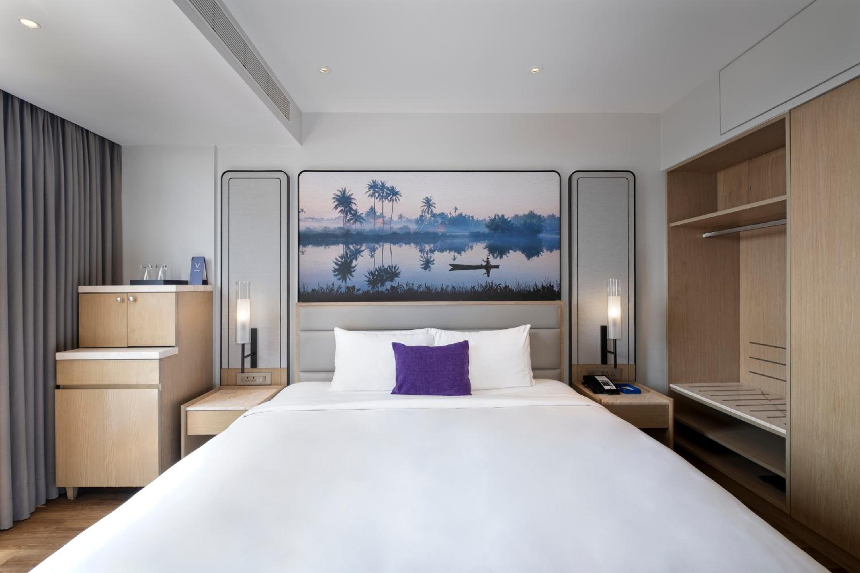 Superior Room king bed - Photo 4
