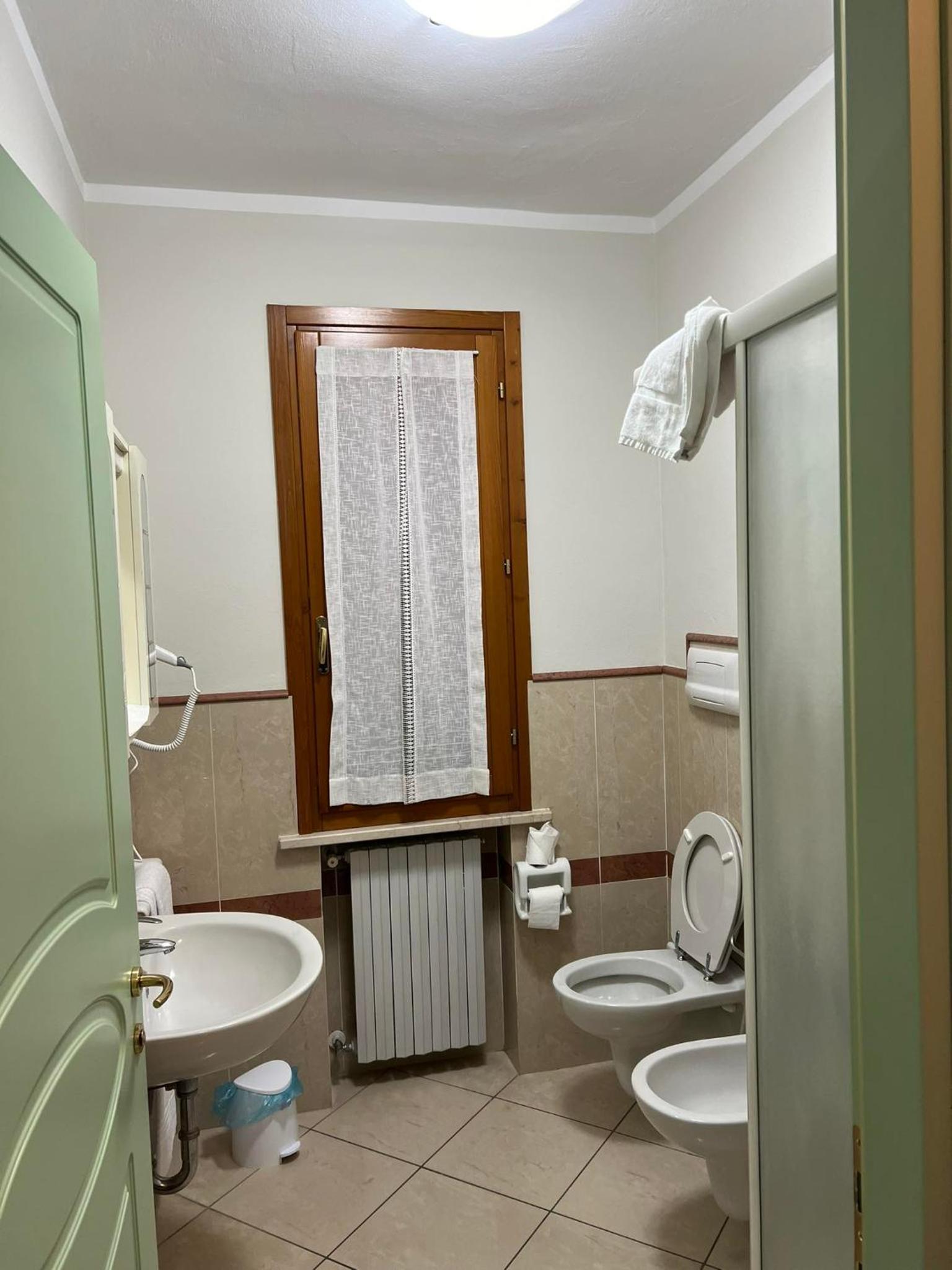 Double or Twin Room with Private Bathroom photo 3