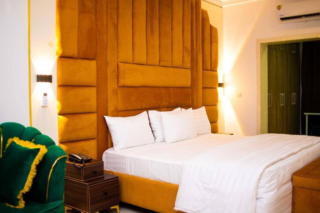 Deluxe Double Room (2 Adults + 1 Child)