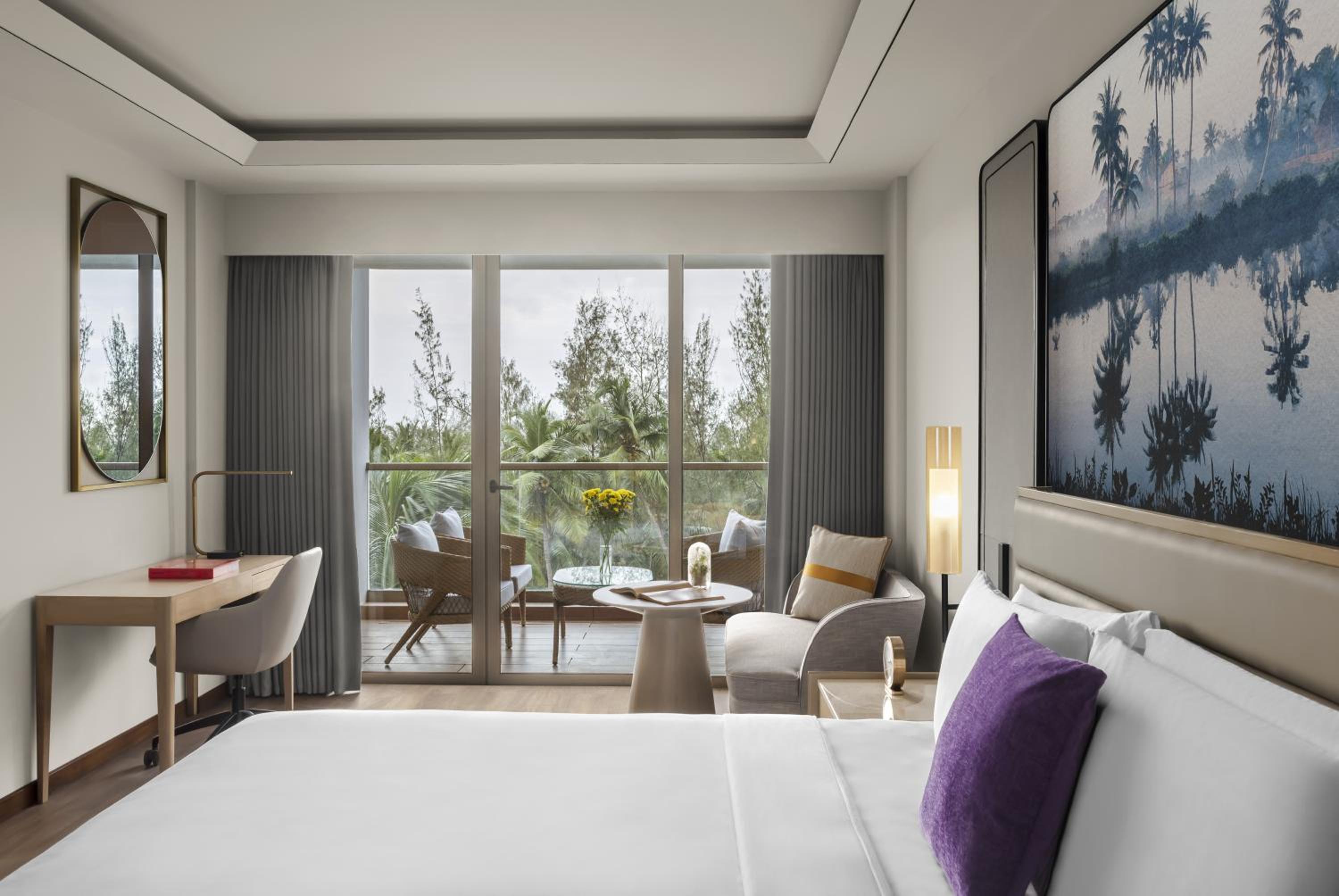 Deluxe Room King with Balcony - Photo 5