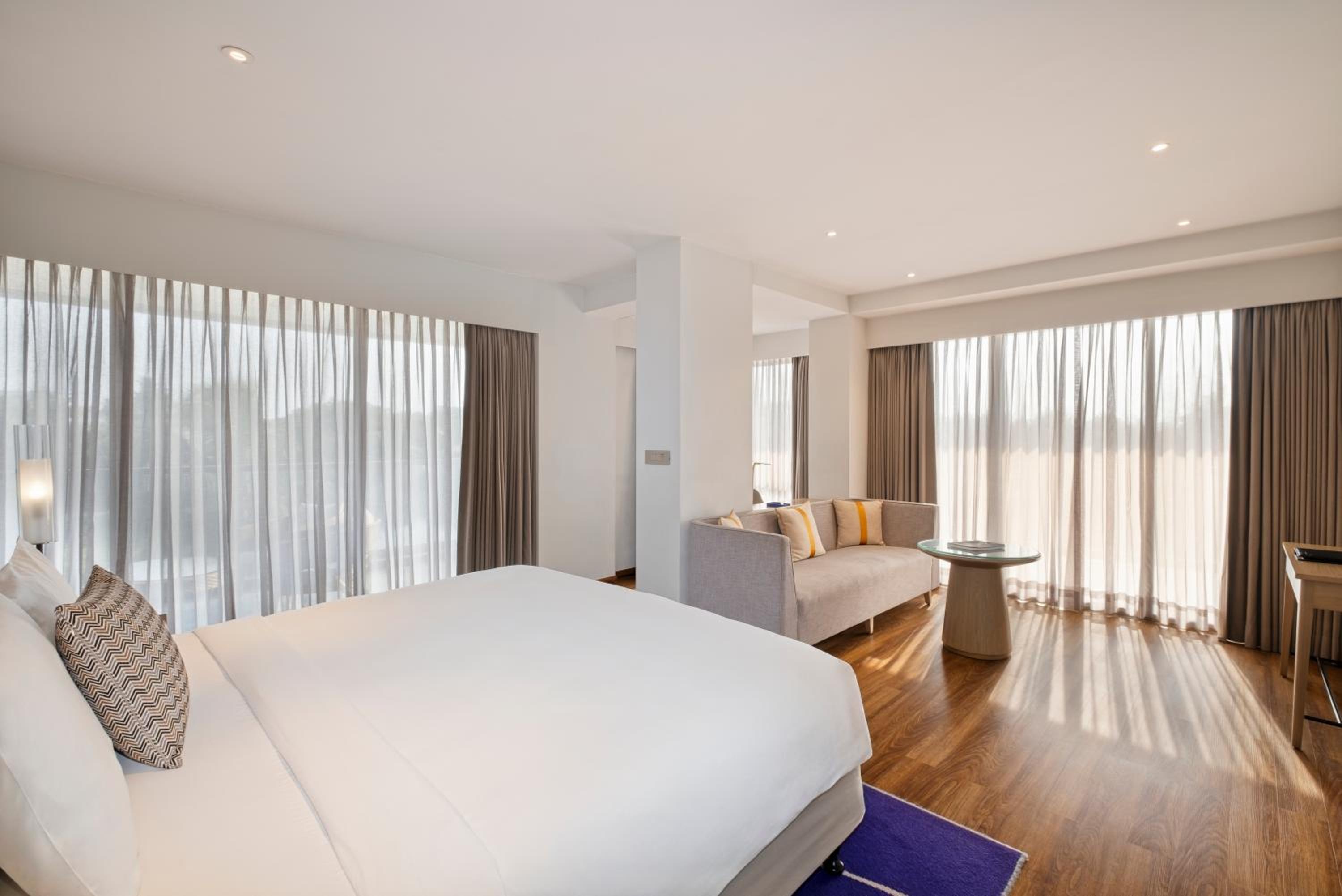Executive Room with Balcony - Photo 2