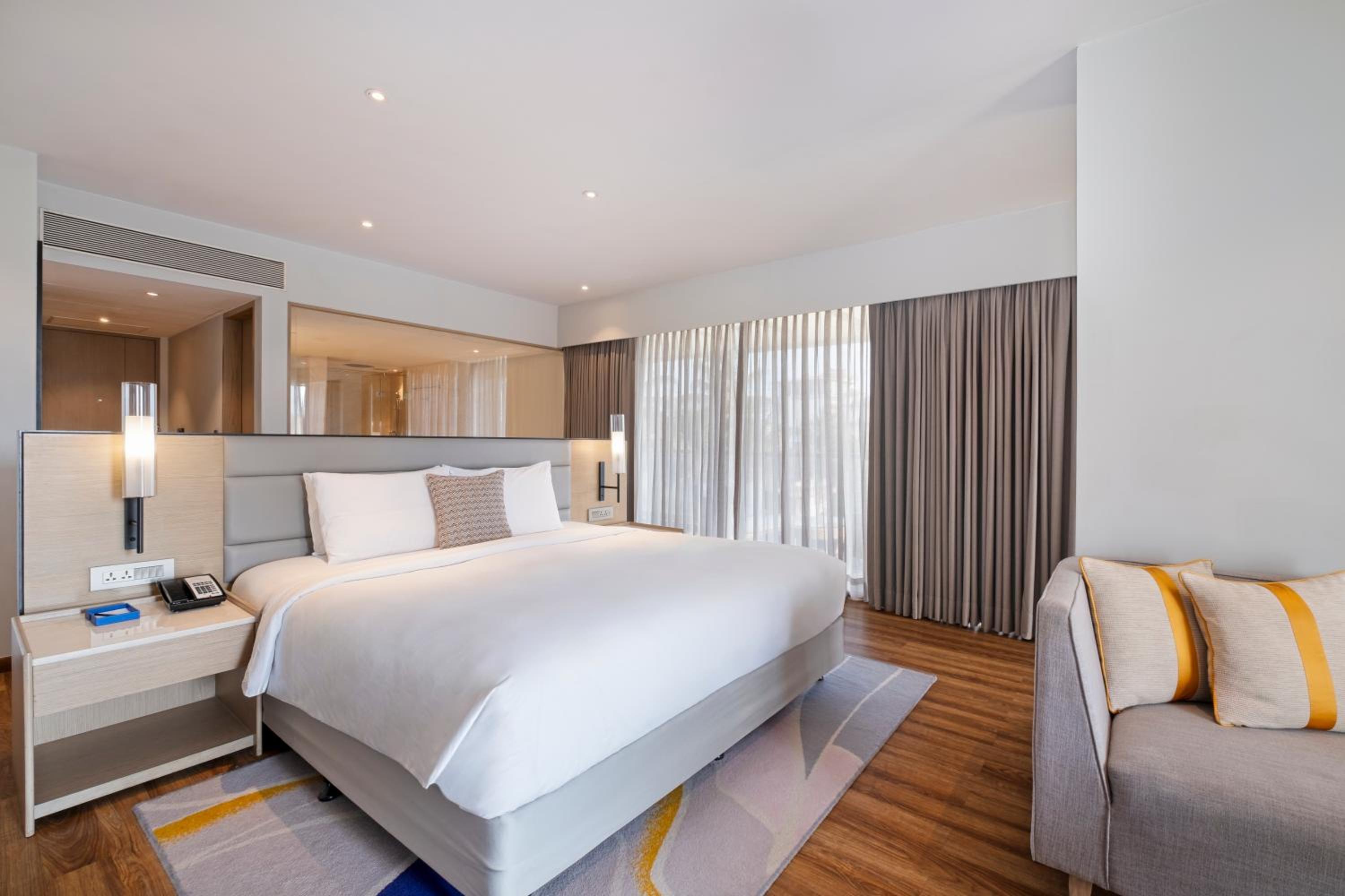 Executive Room with Balcony - Photo 3