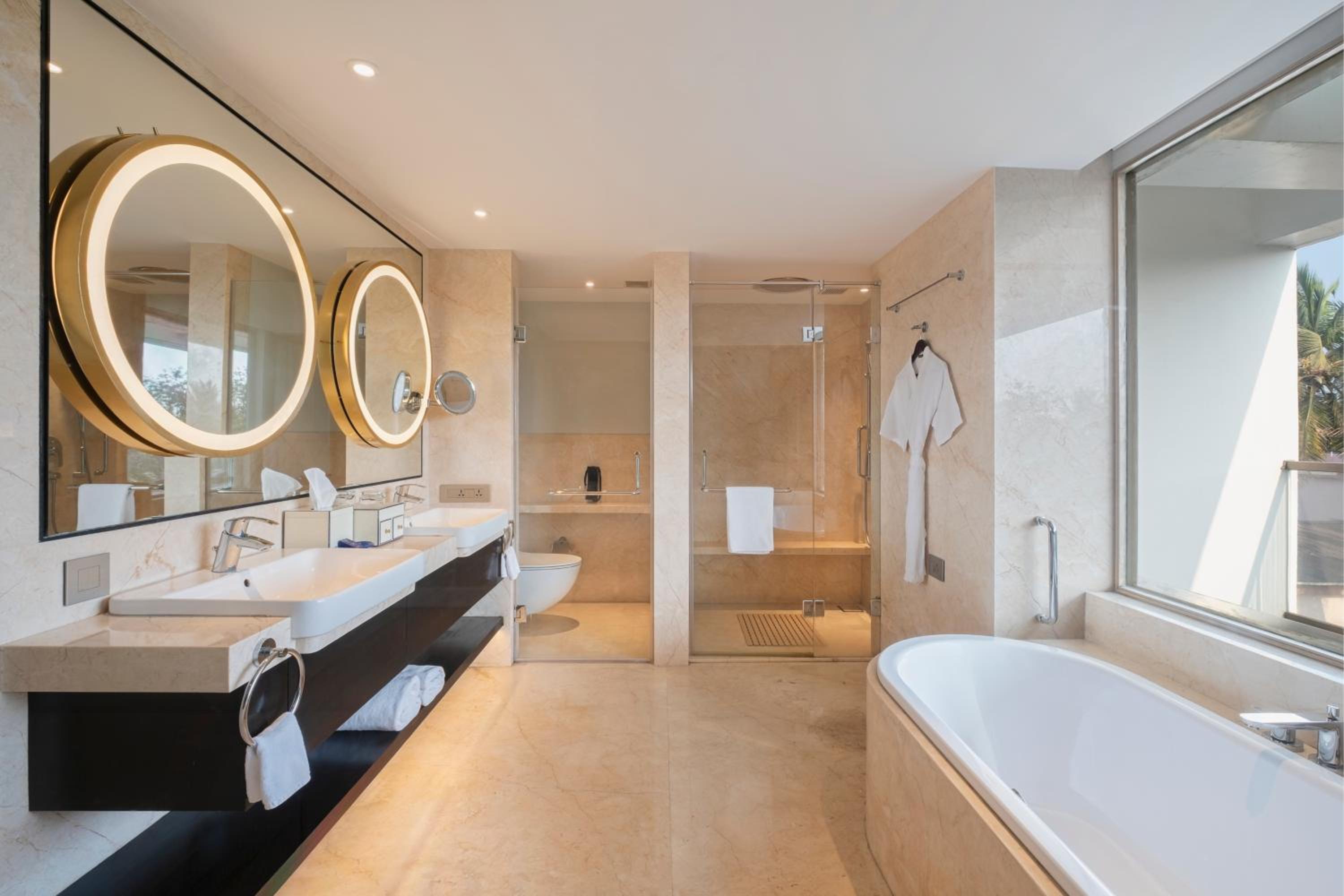 Executive Room with Balcony - Photo 4