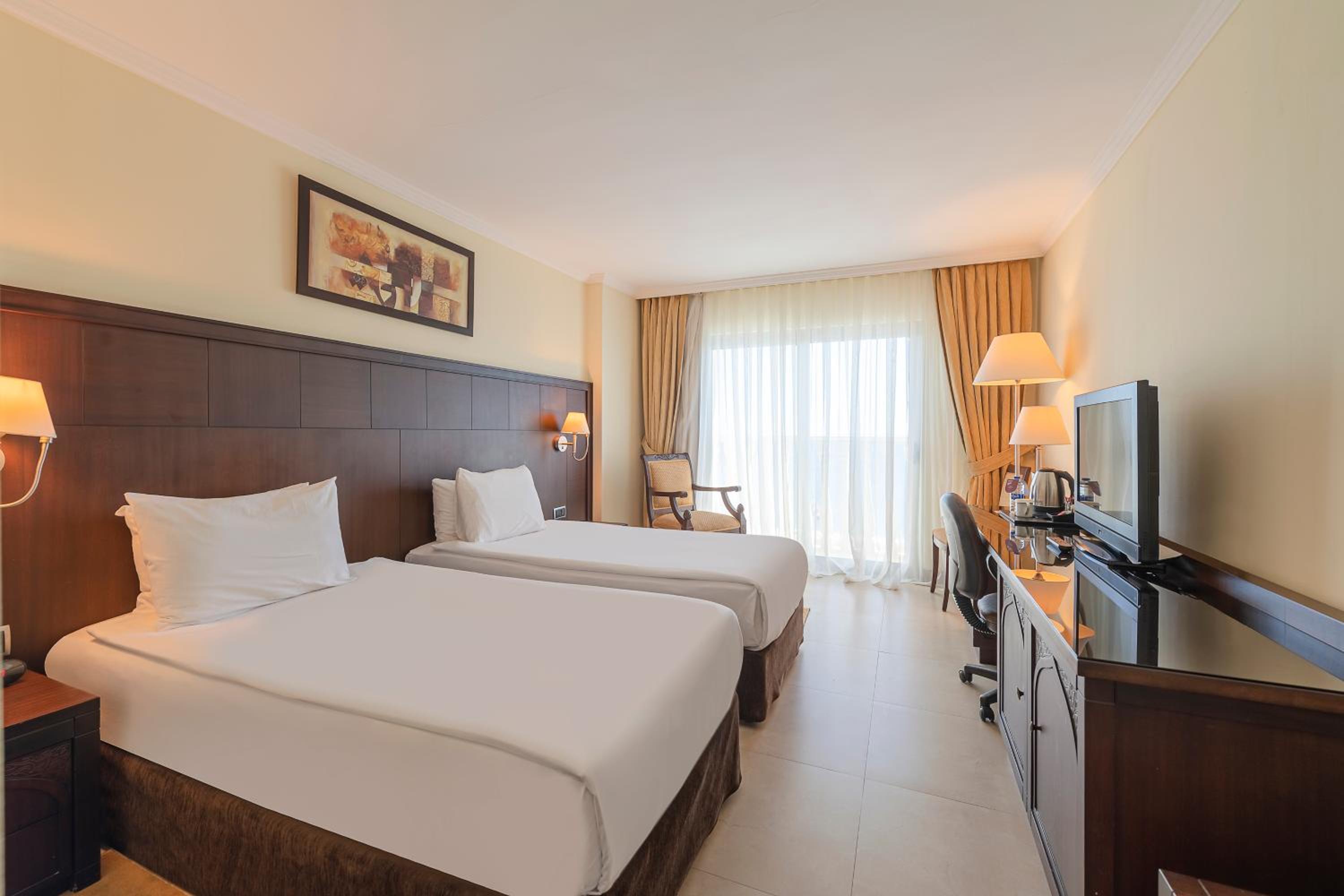 2 Single Beds Side Sea View