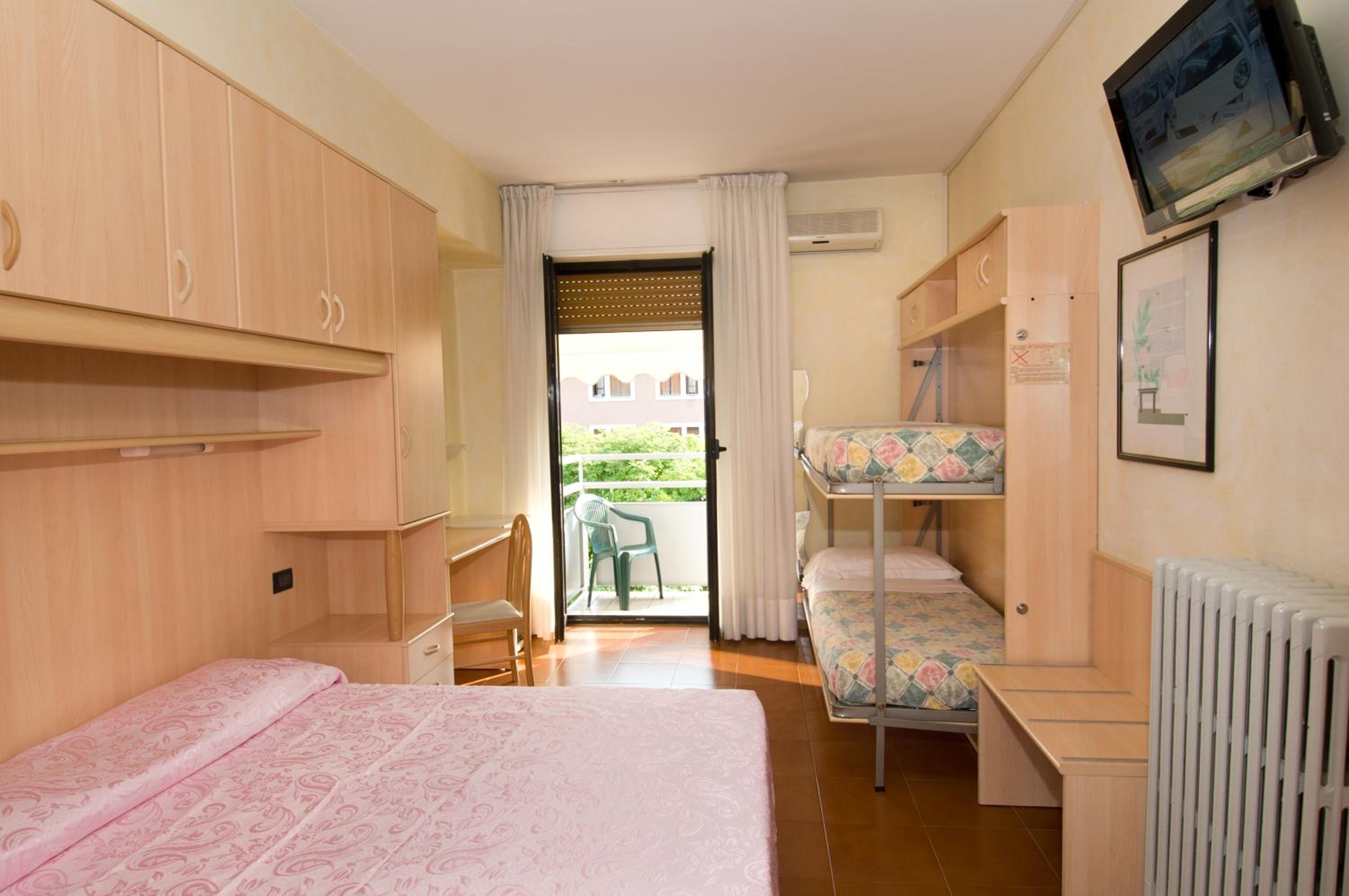 Triple Room with Balcony - Photo 13