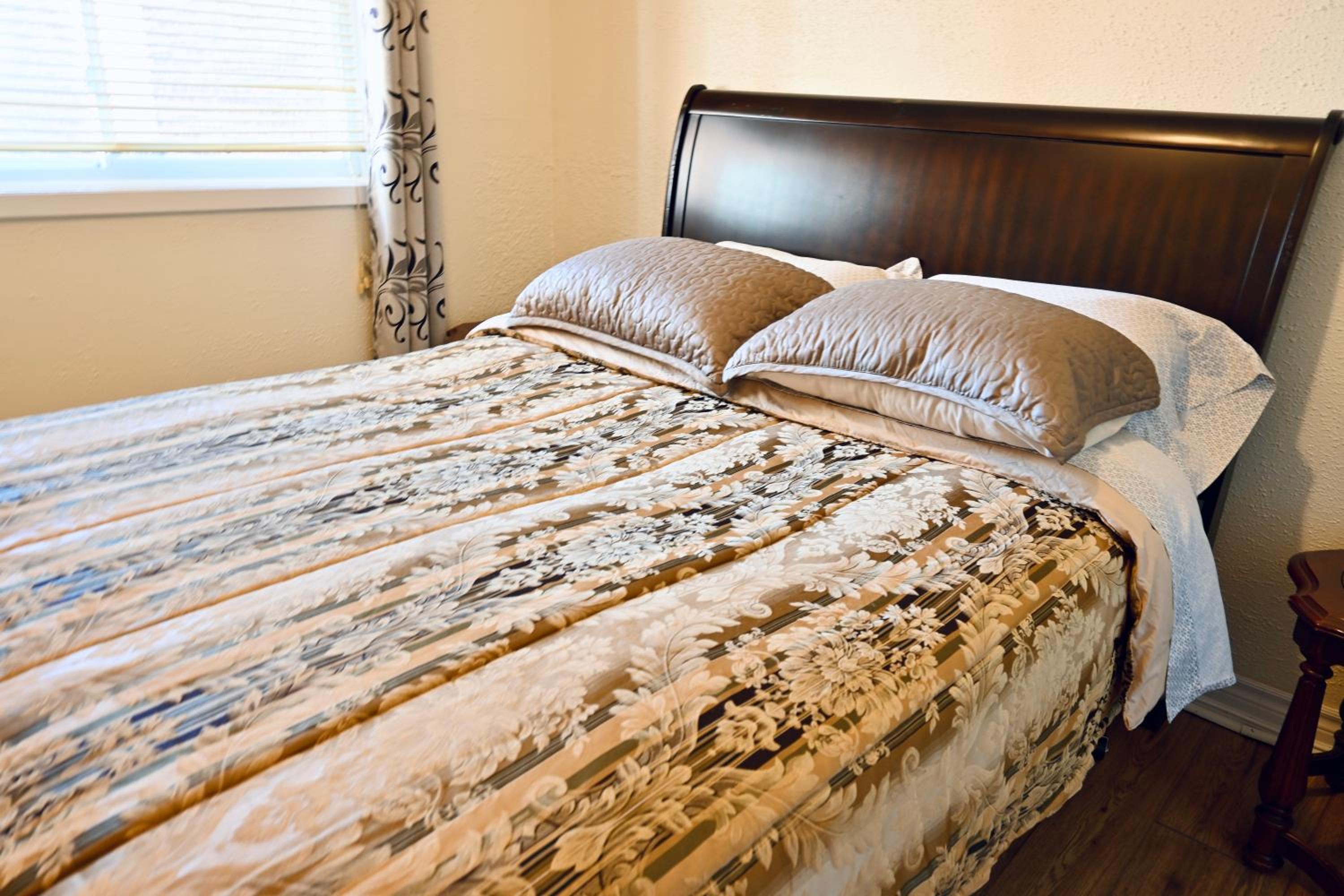 One-Bedroom Apartment - Photo 1