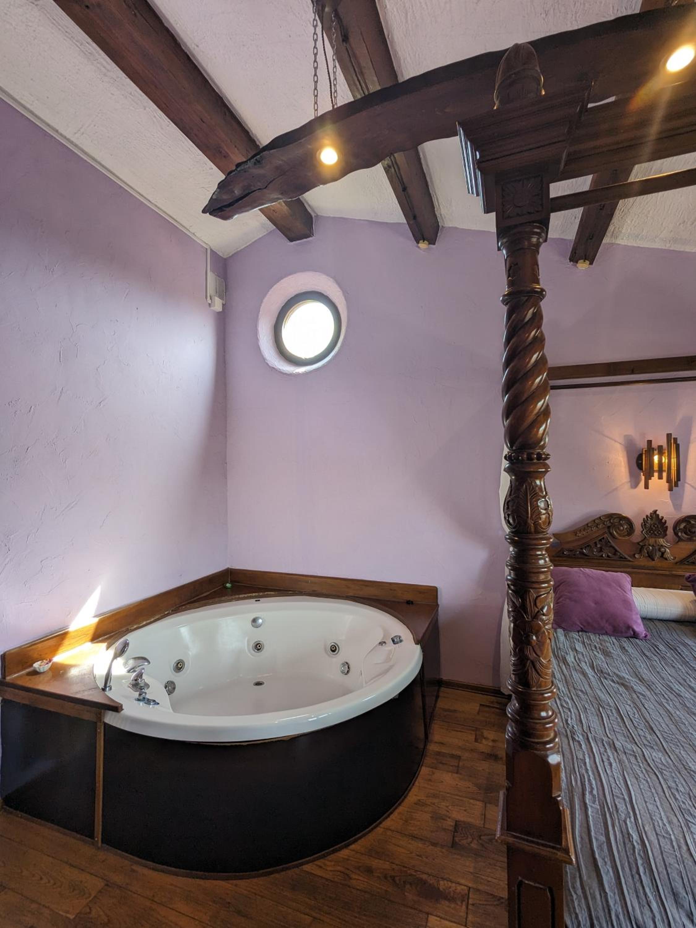 Double Room with Spa Bath - Photo 2