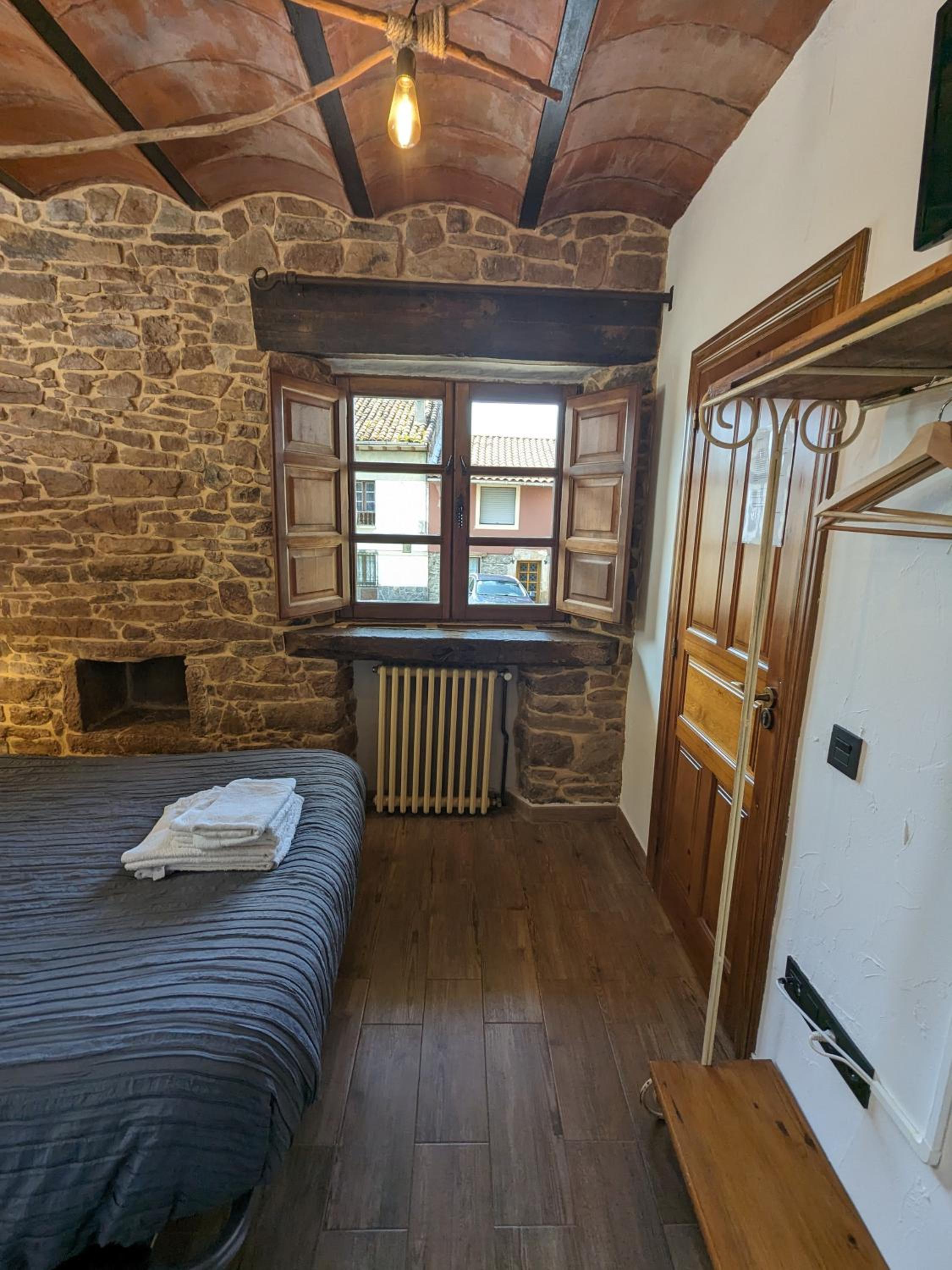 Double Room with Private Bathroom - Photo 9