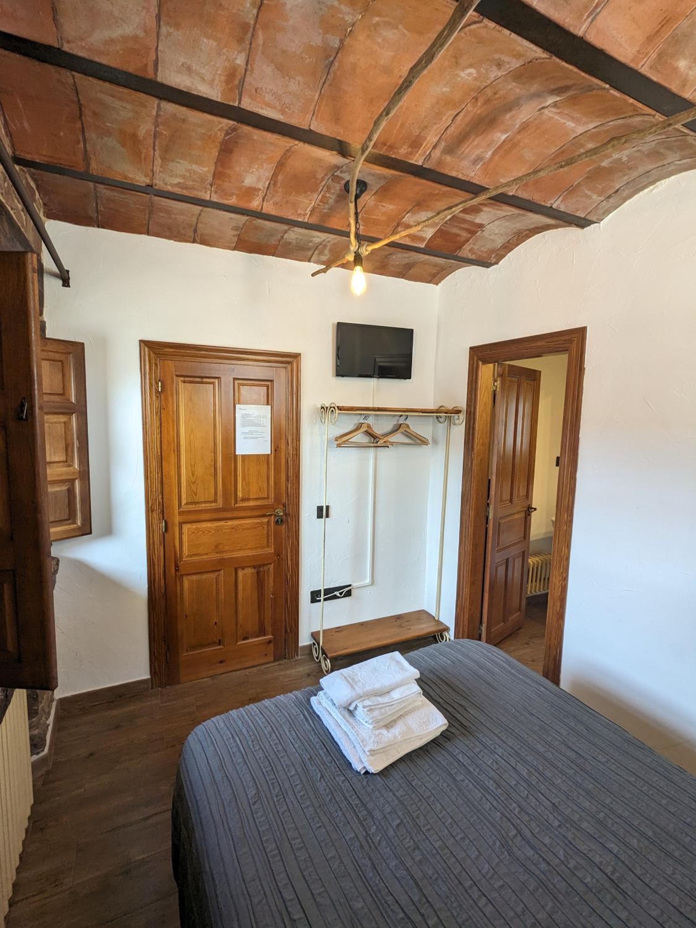 Double Room with Private Bathroom - Photo 10