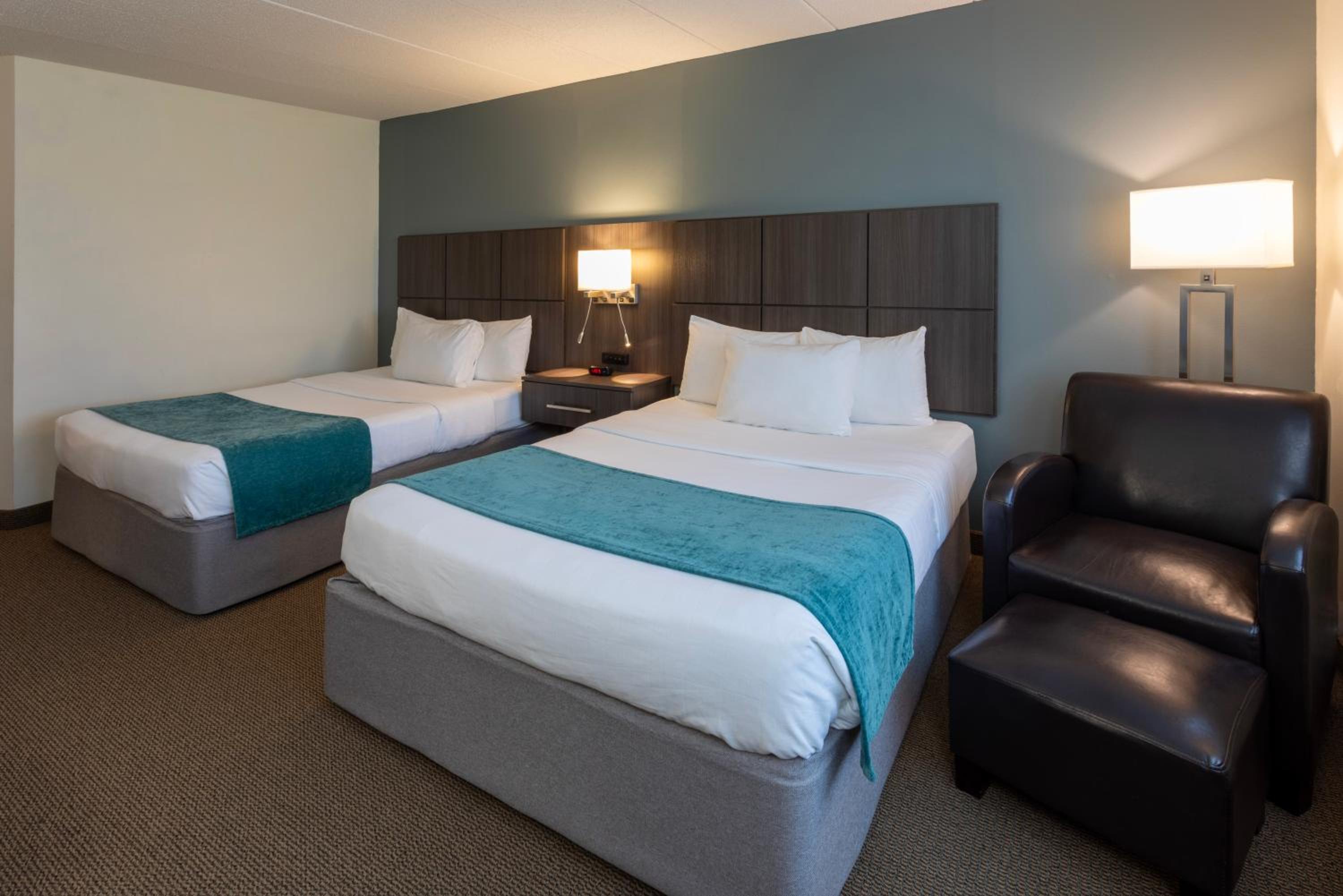 Queen Room with Two Queen Beds - Photo 3