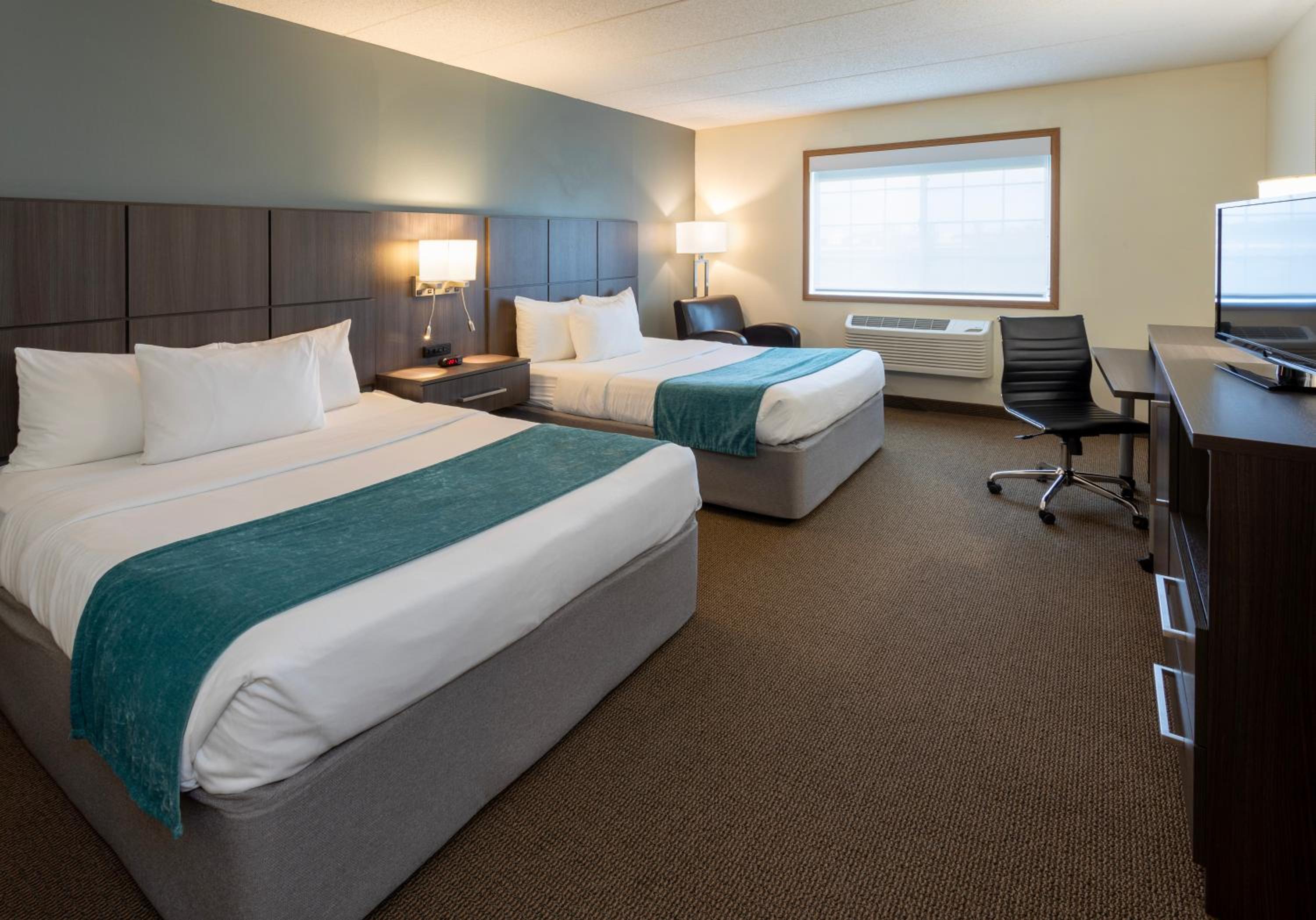 Queen Room with Two Queen Beds - Photo 4