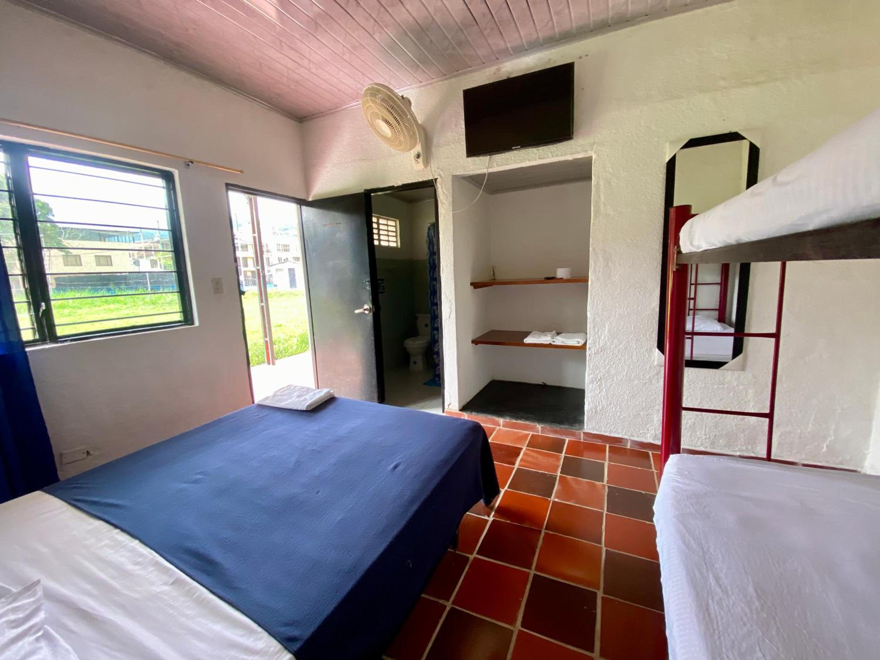 Economy Quadruple Room photo 2