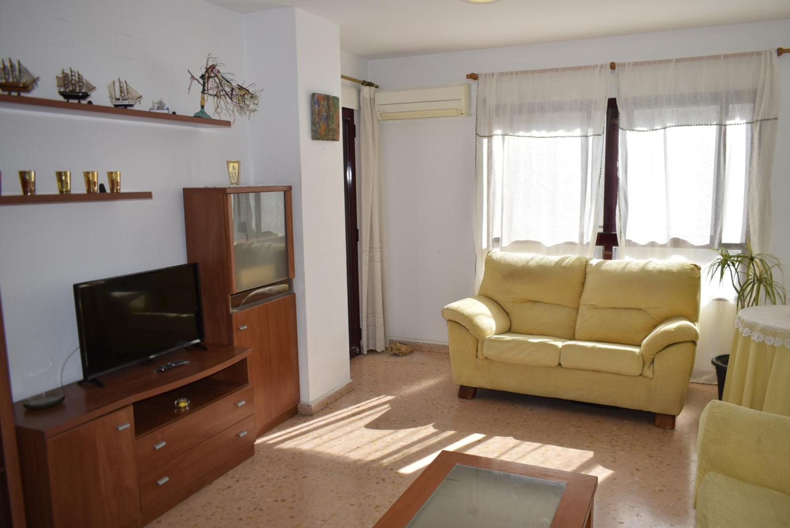 Apartamento de tres habitaciones con balcón