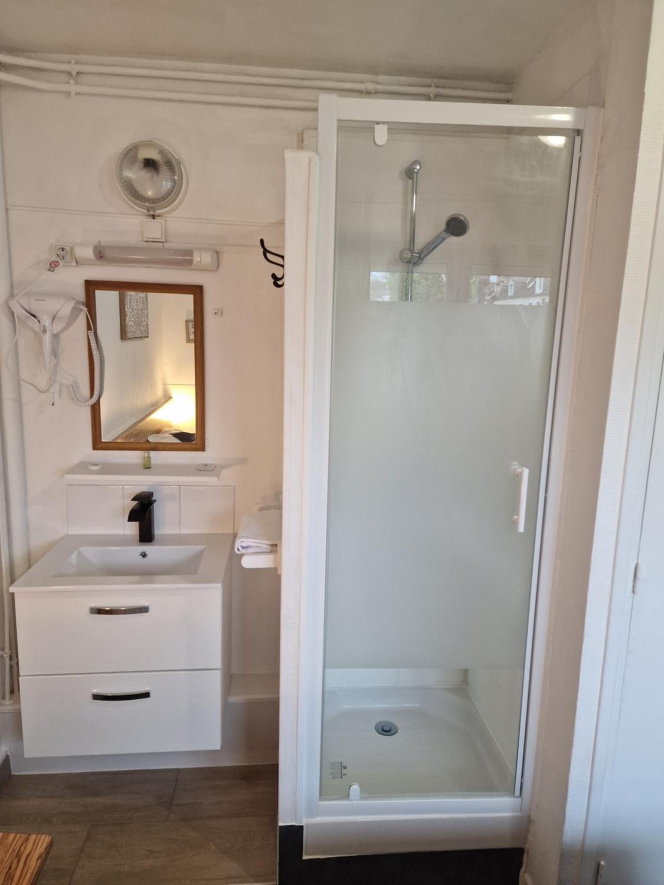 Standard Single Room with Shower photo 2