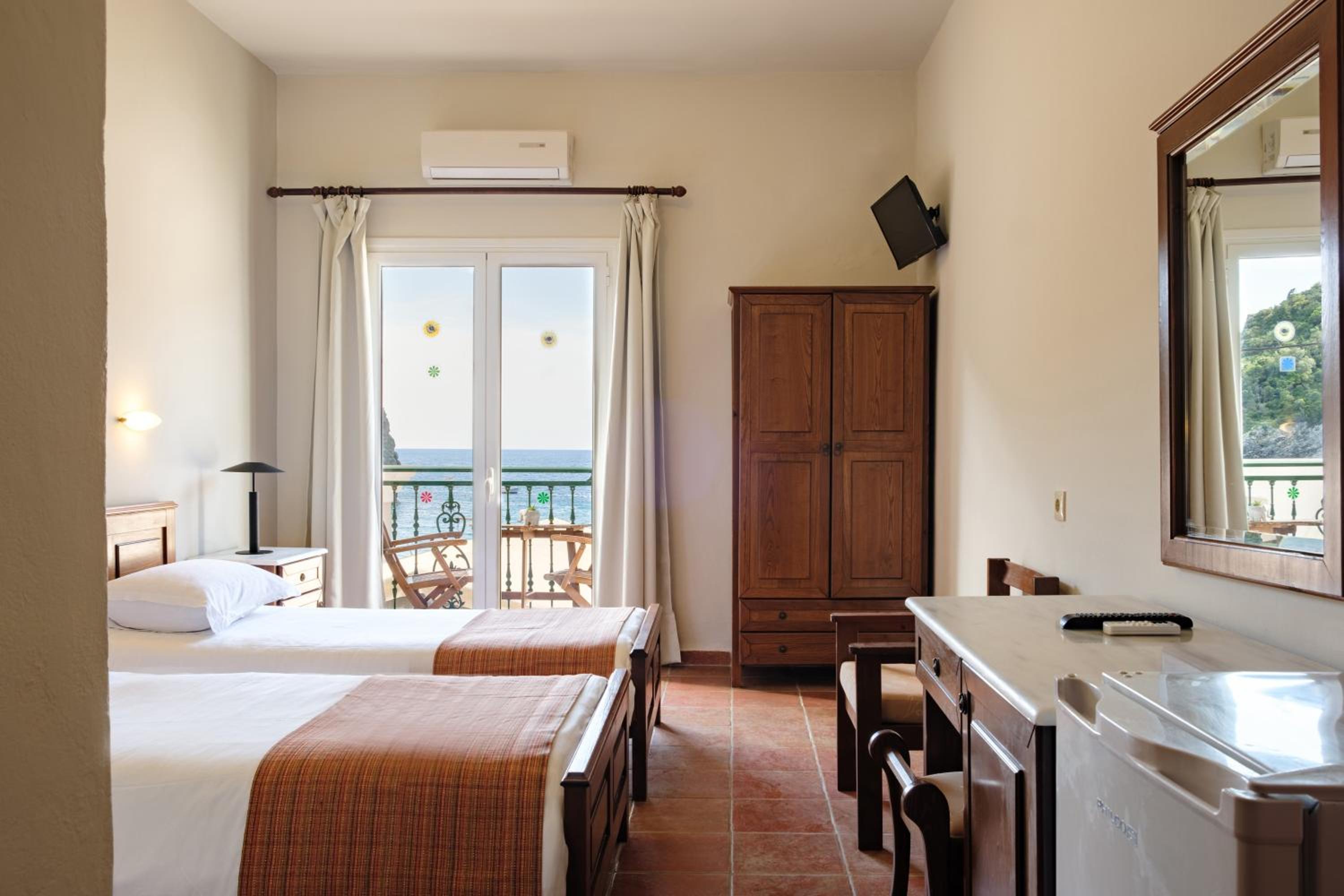 Apollon Standard Double/Twin Room with Sea View - Photo 9