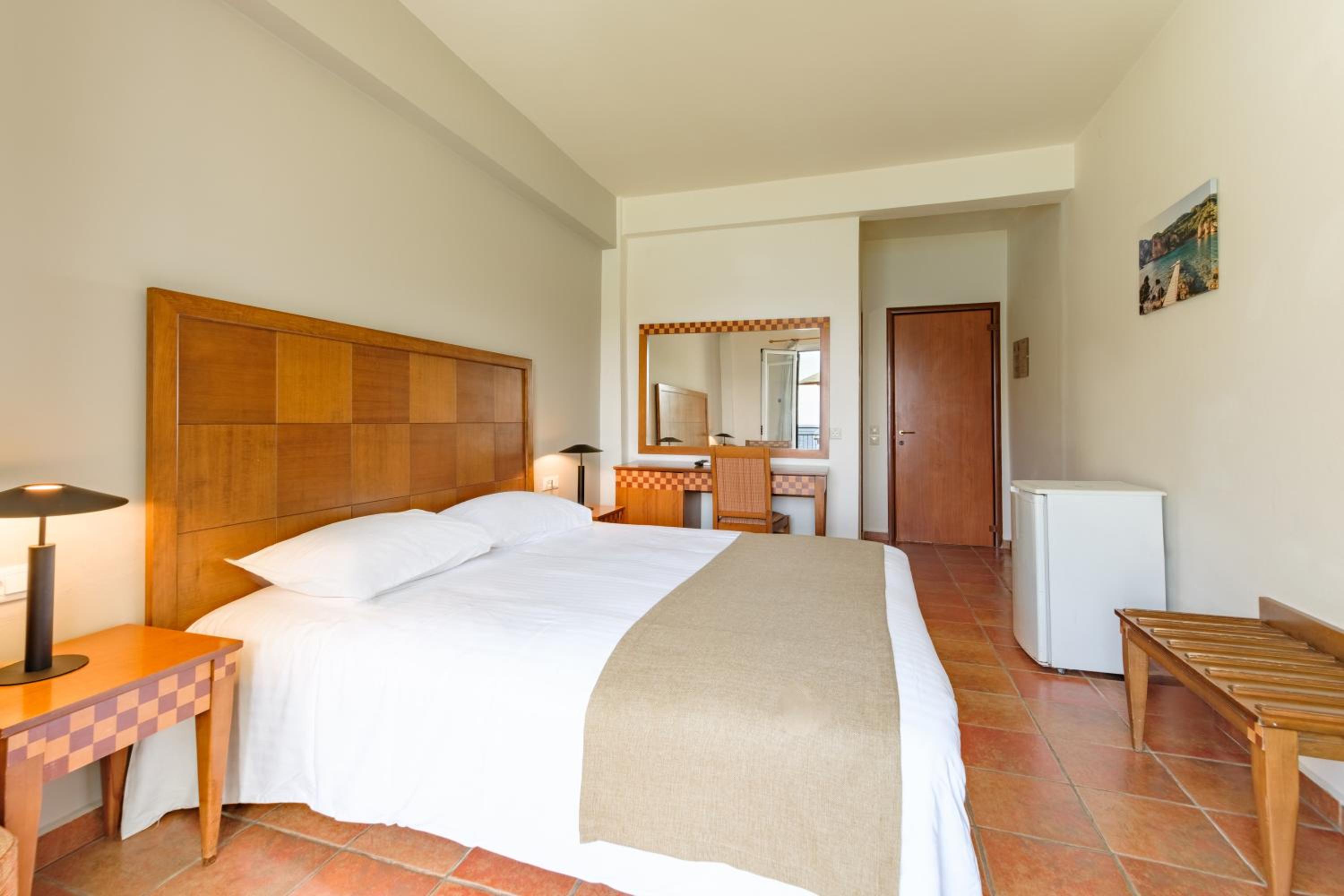 Apollon Standard Double Room with access to common terrace.