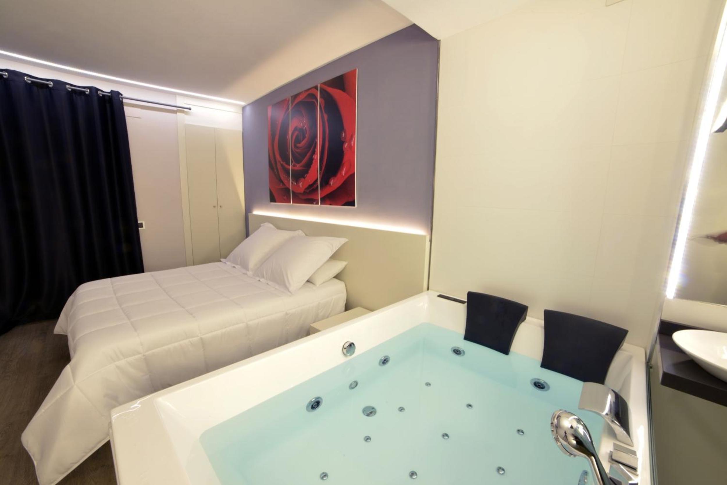 Deluxe Double Room with a Hot Tub photo 2