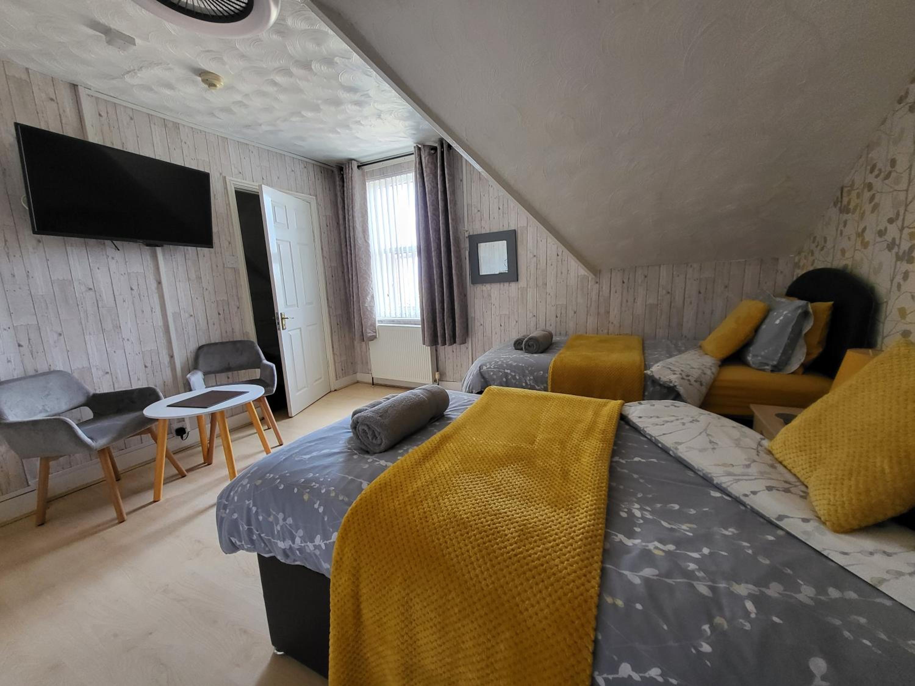 Twin Room with Private Bathroom photo 3