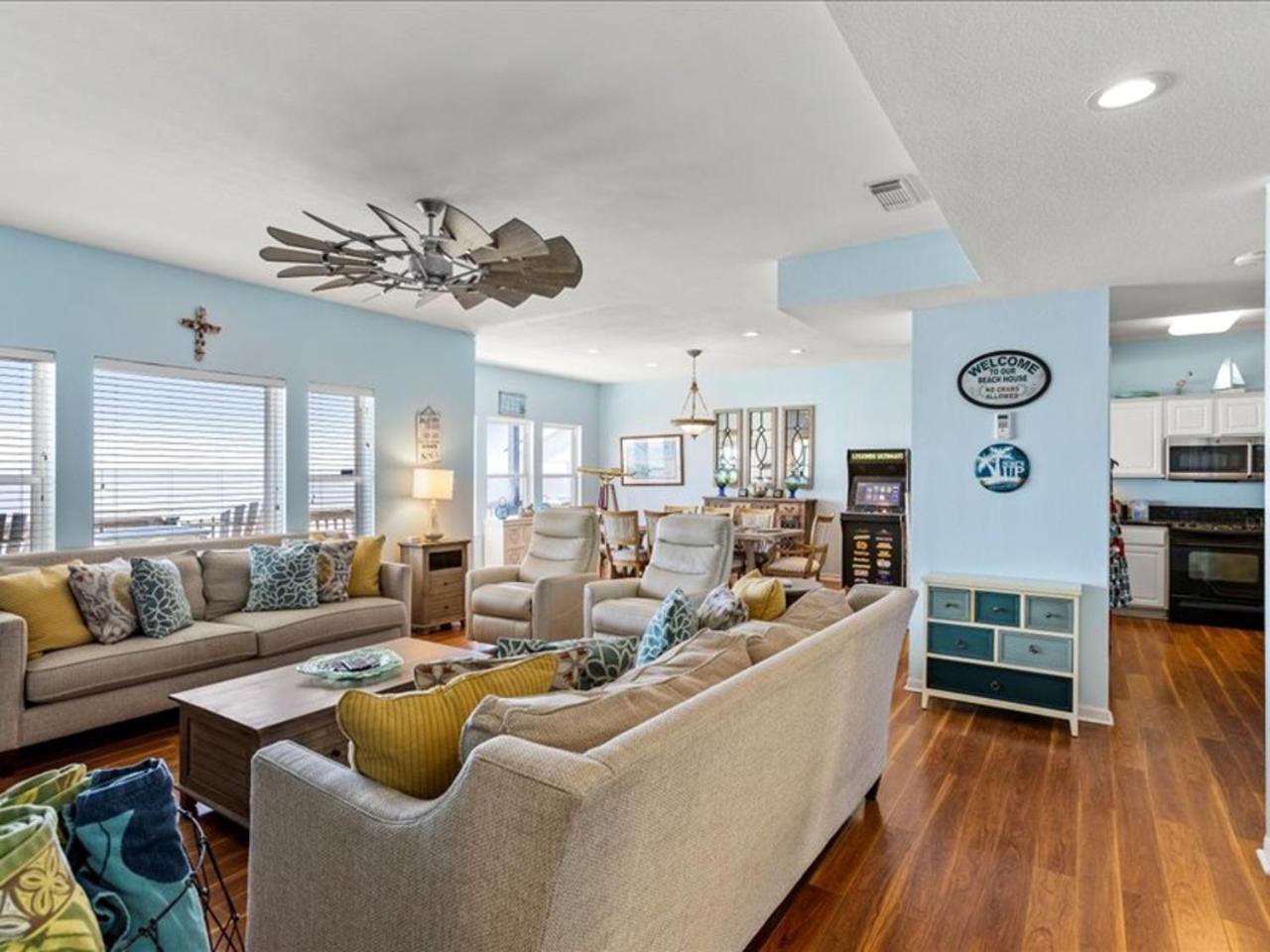 Six-Bedroom House photo 1