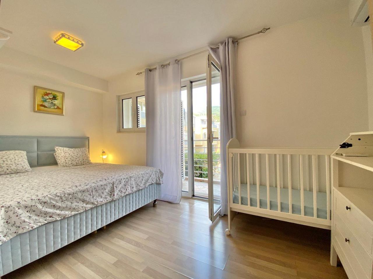 One-Bedroom Apartment With Balcony And Mountain View   photo 1