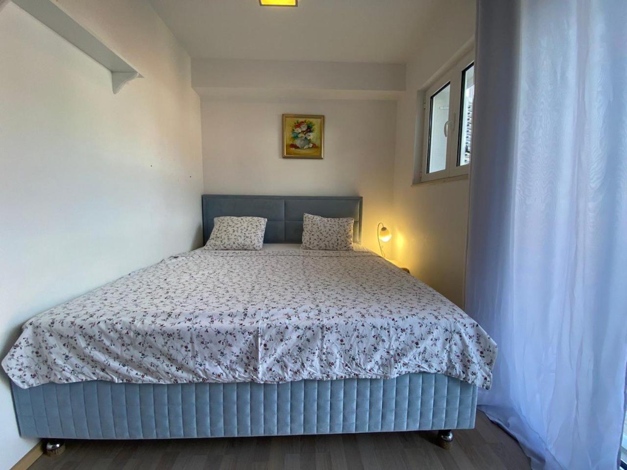 One-Bedroom Apartment With Balcony And Mountain View   photo 3