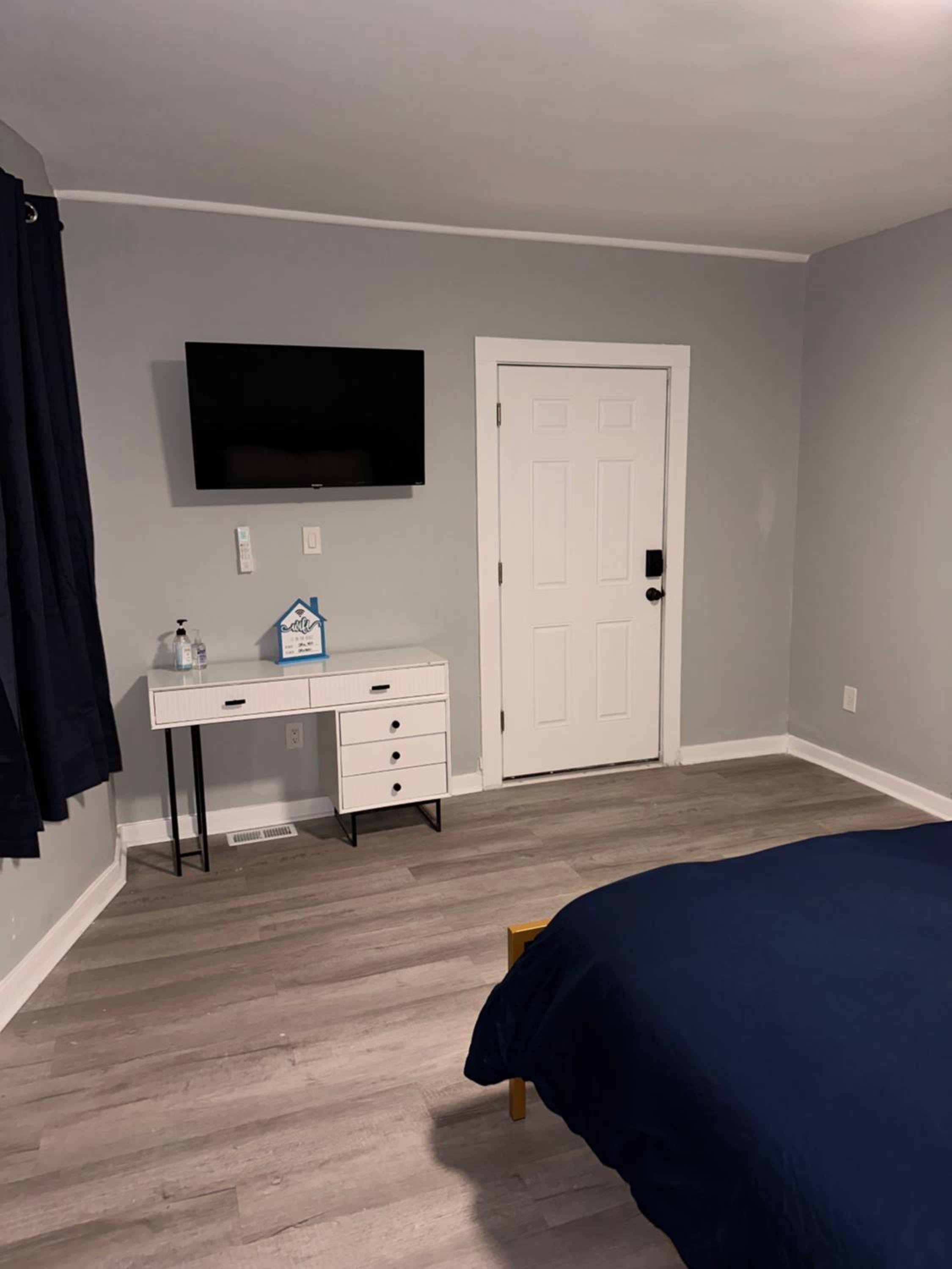 One-Bedroom Apartment photo 2