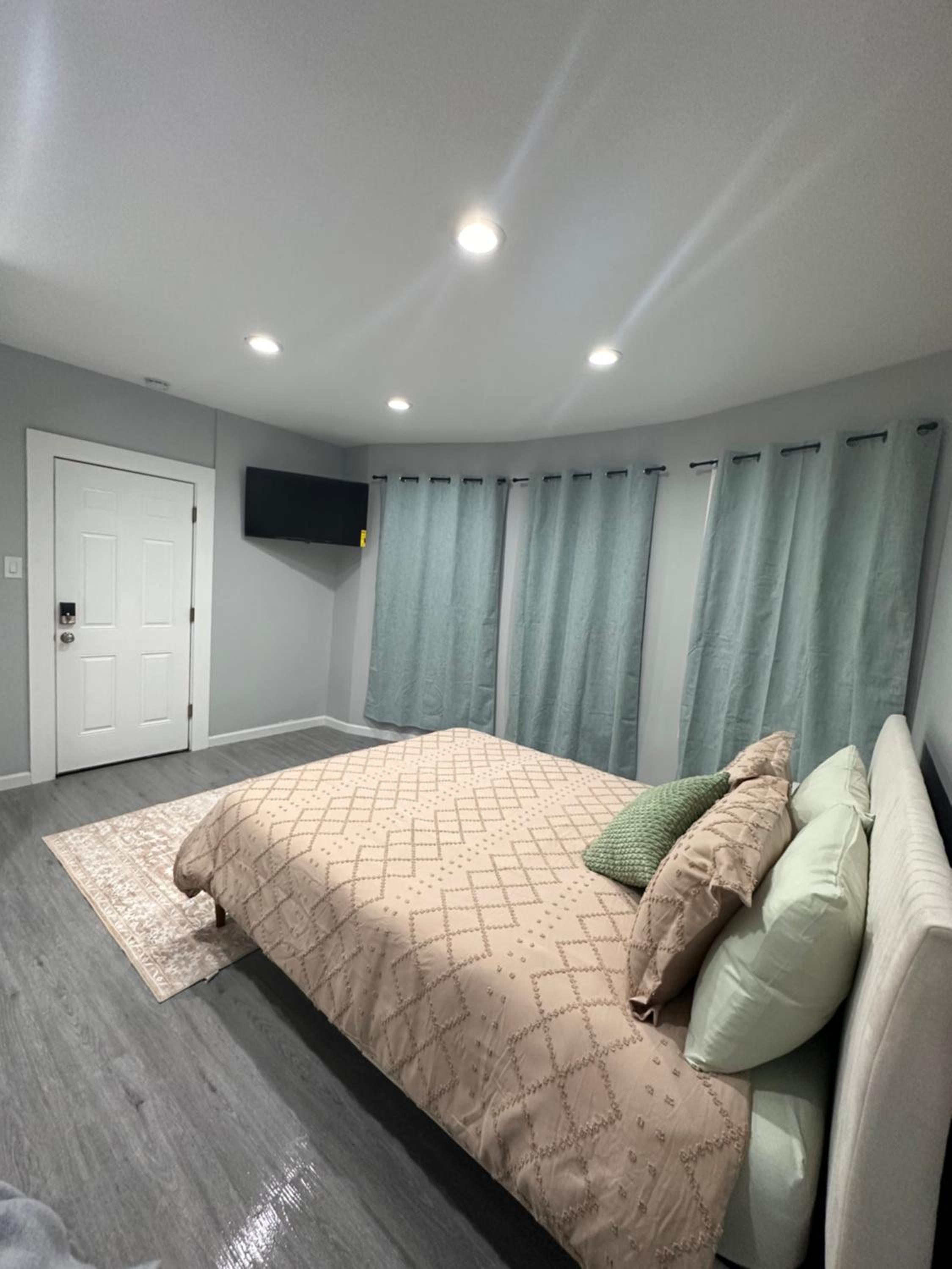 One-Bedroom Apartment photo 1