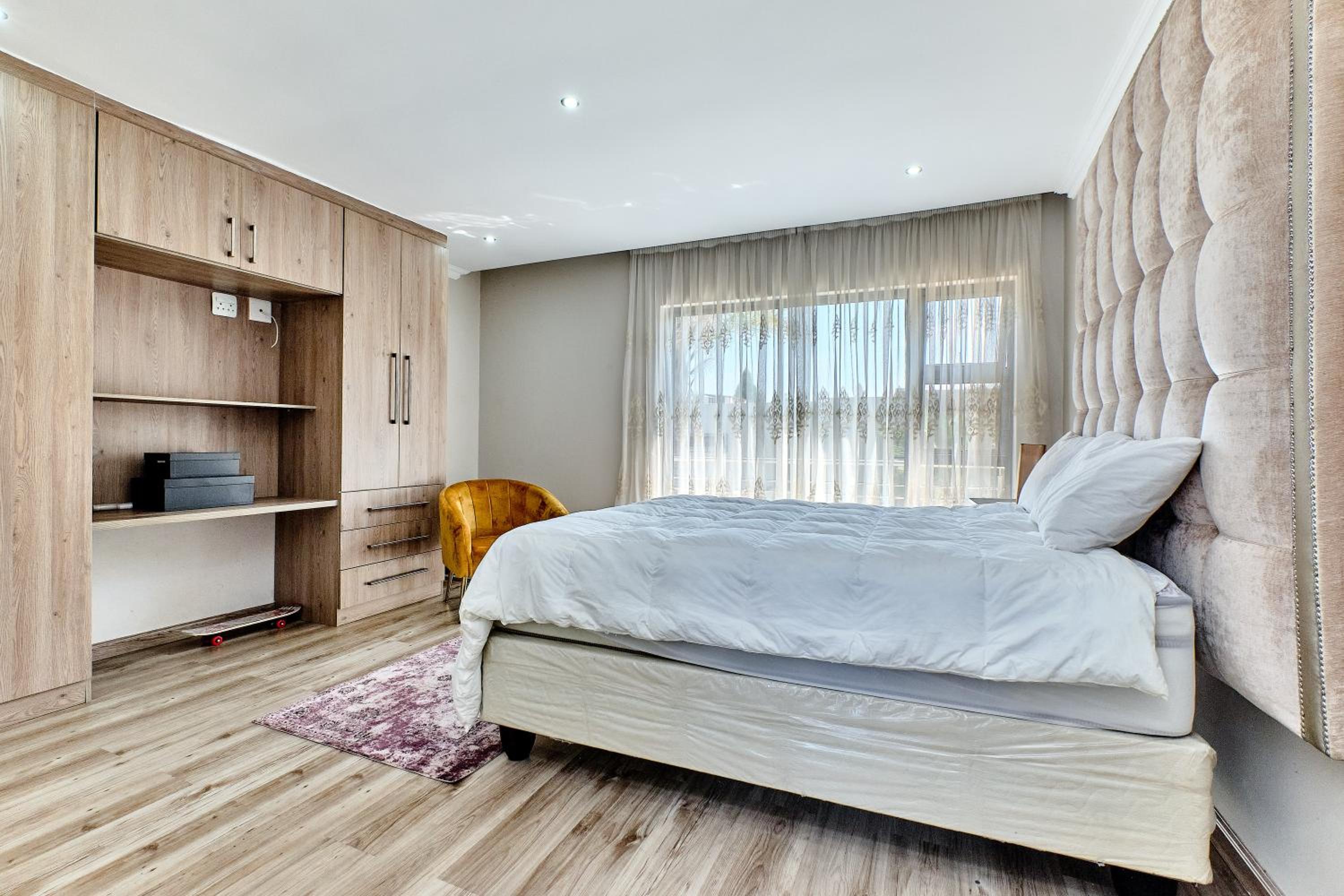 Three-Bedroom House photo 3