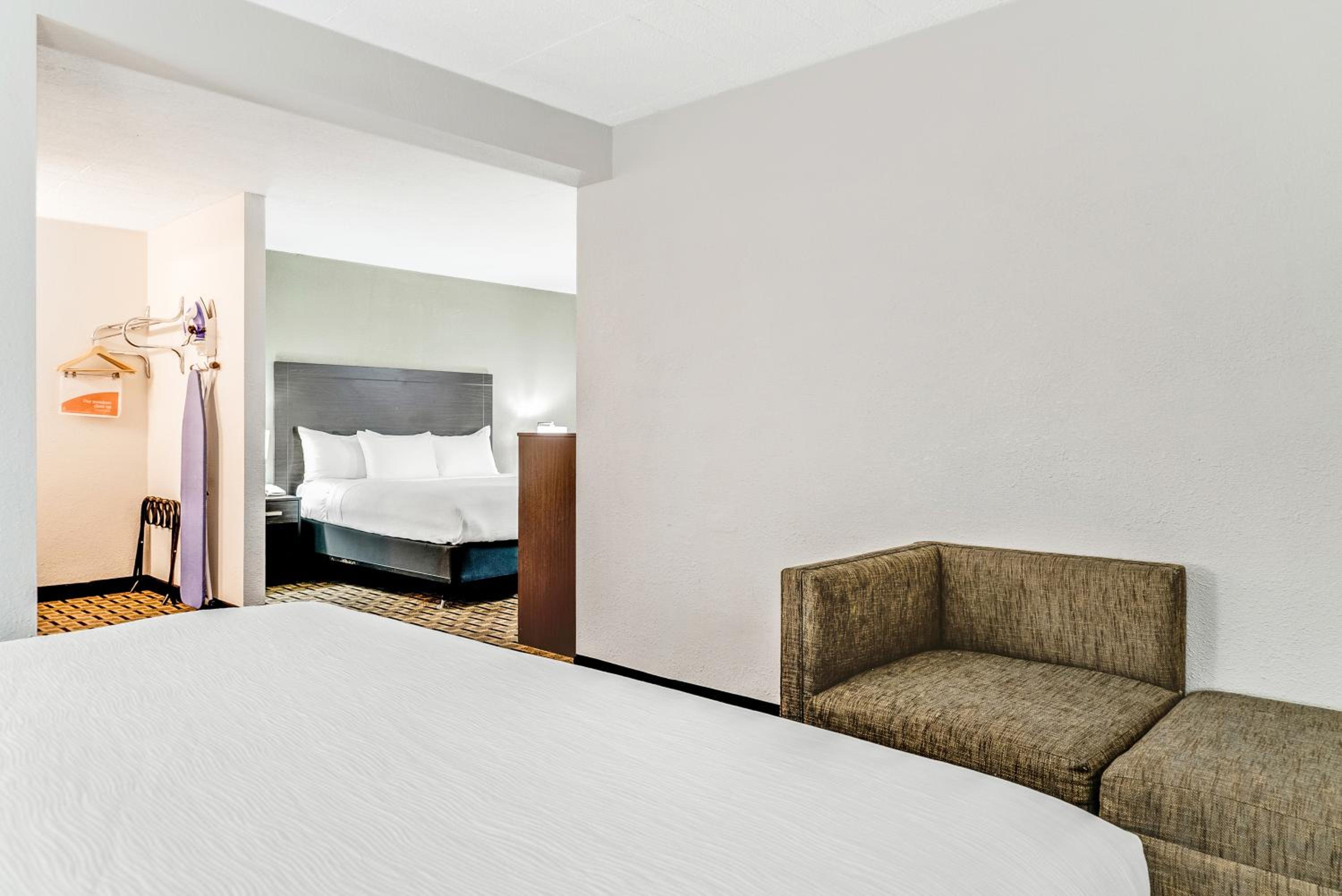 King Suite with Two King Beds - Non-Smoking photo 1