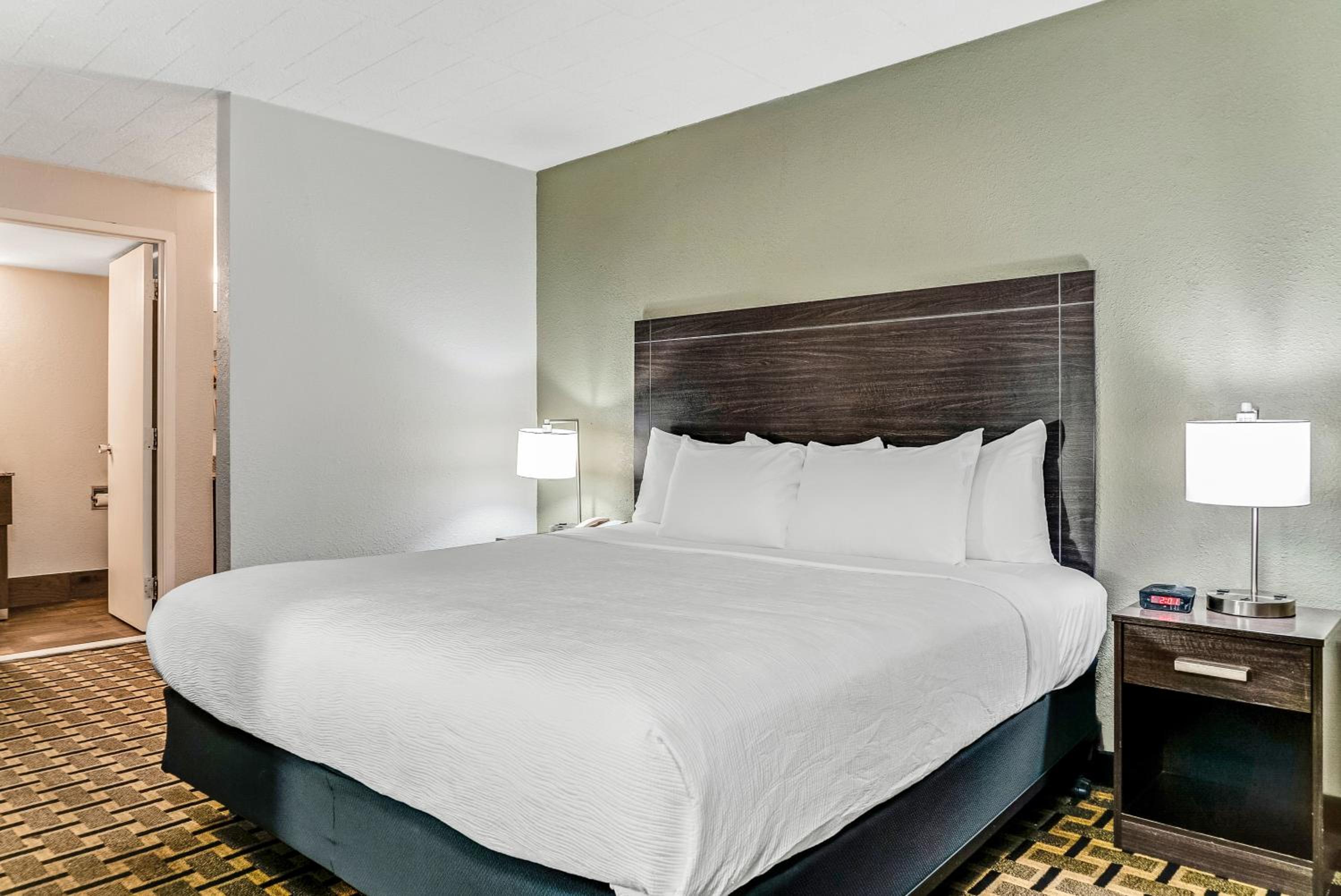 King Suite with Two King Beds - Non-Smoking photo 3