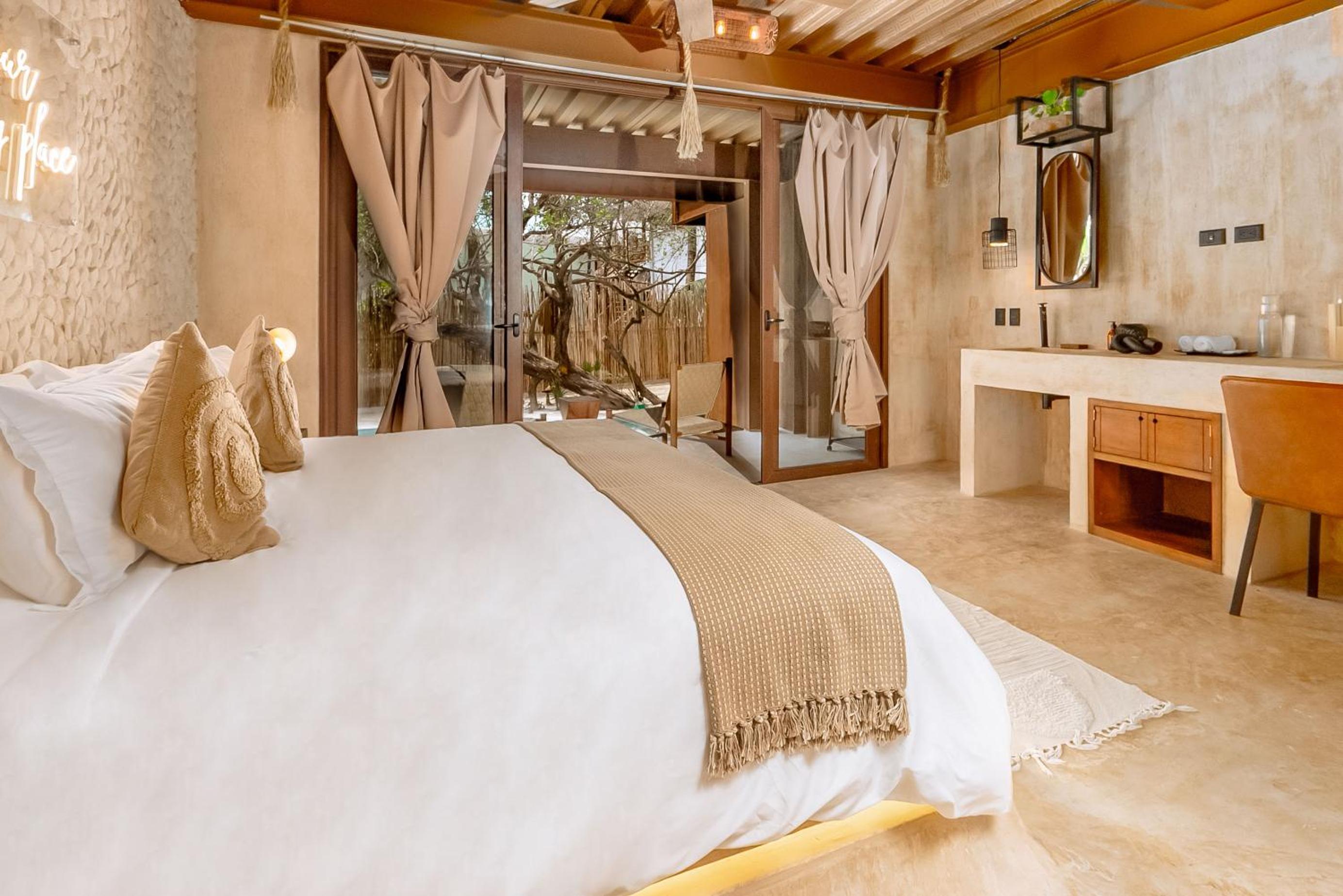 King Suite with Pool View - Photo 12