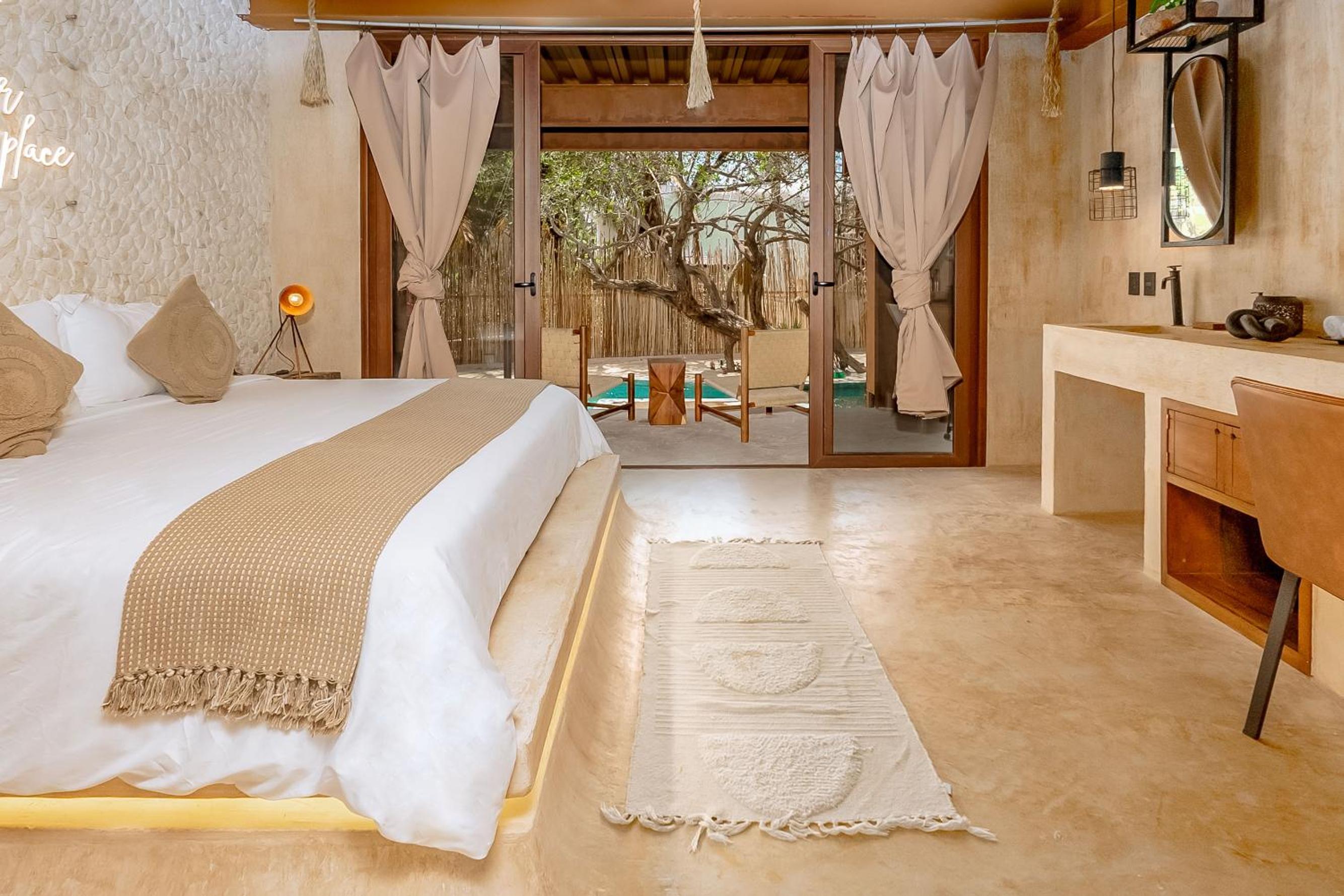 King Suite with Pool View - Photo 15