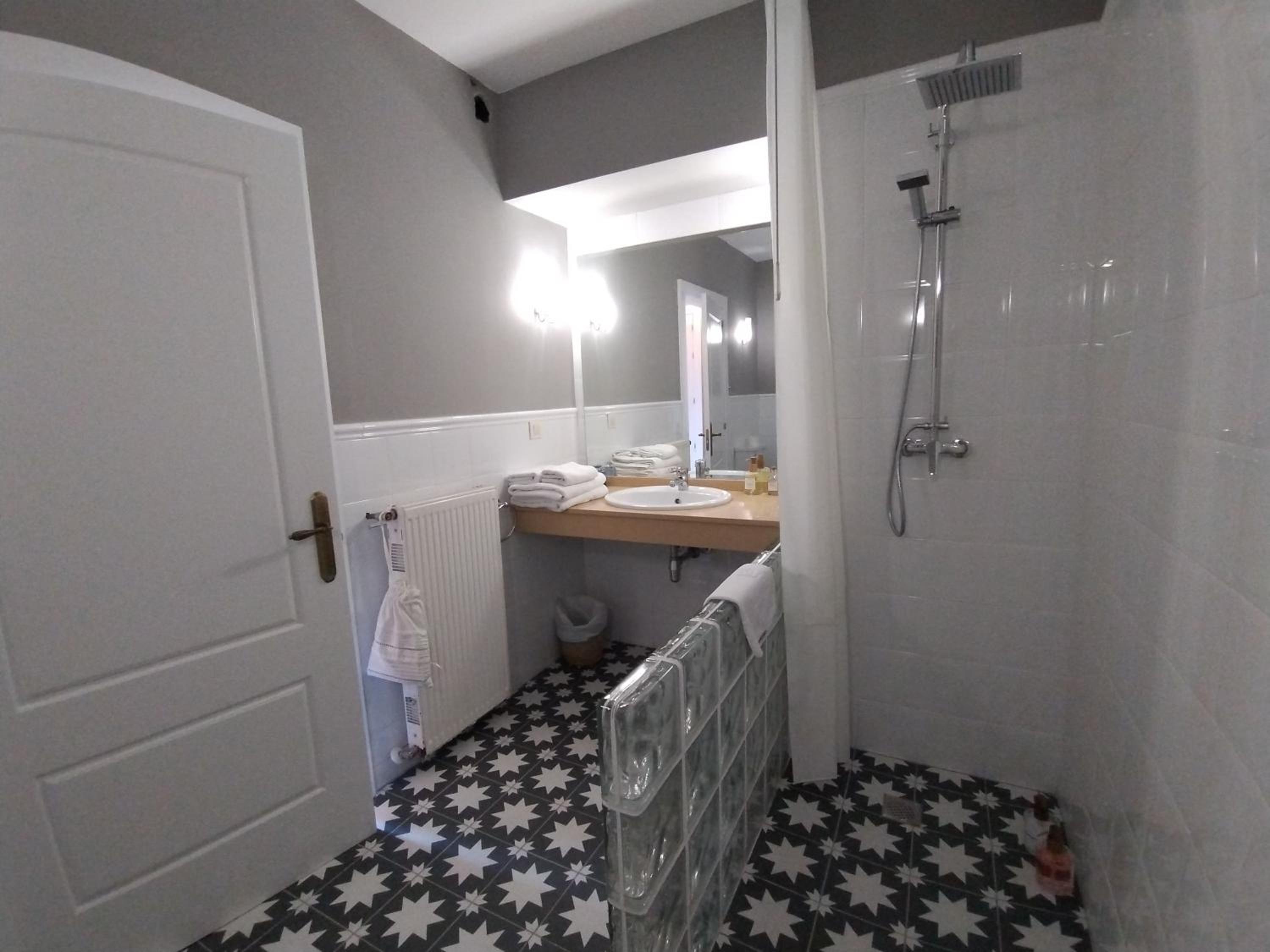 Double Room - Photo 7