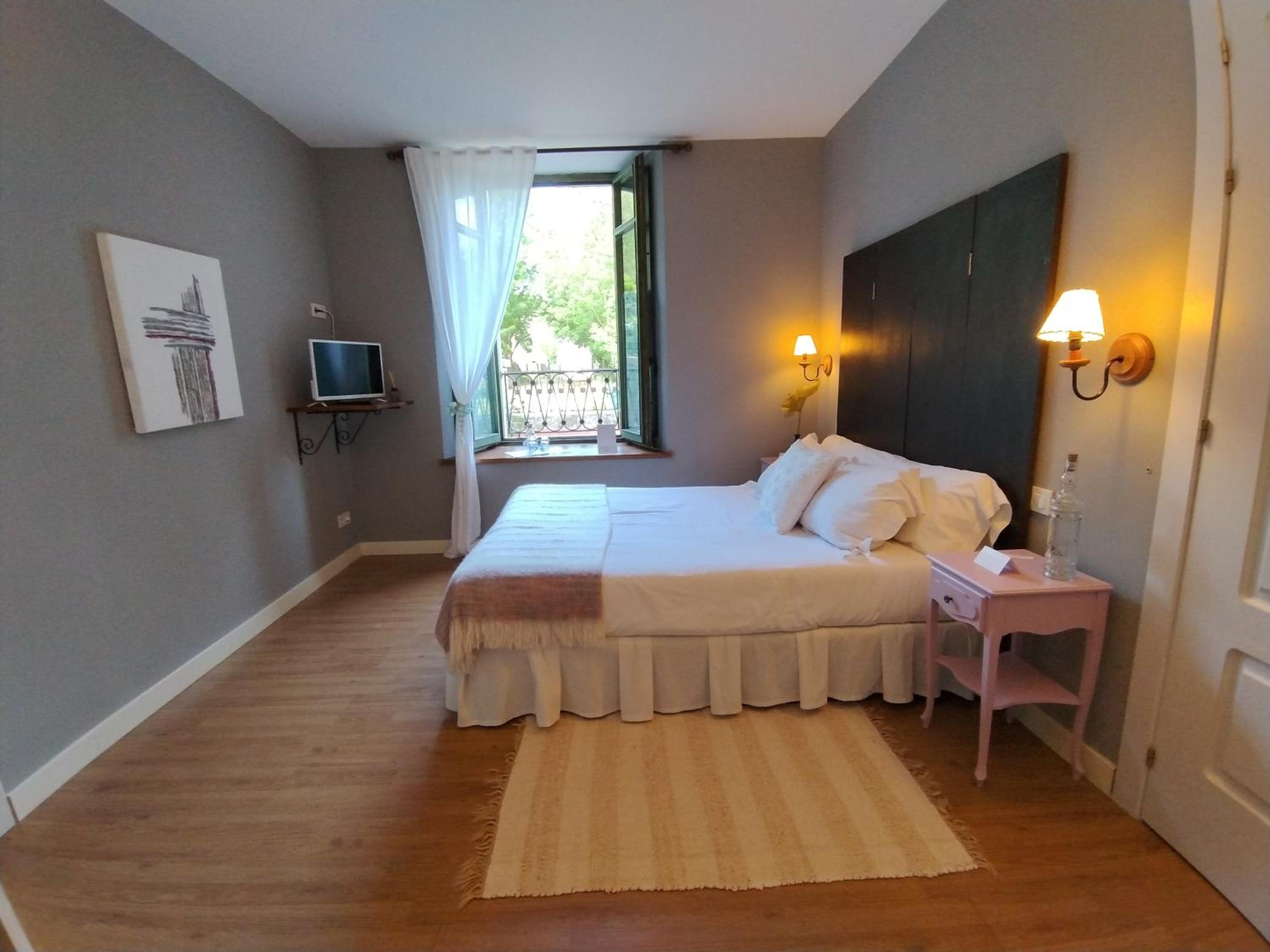 Double Room - Photo 6