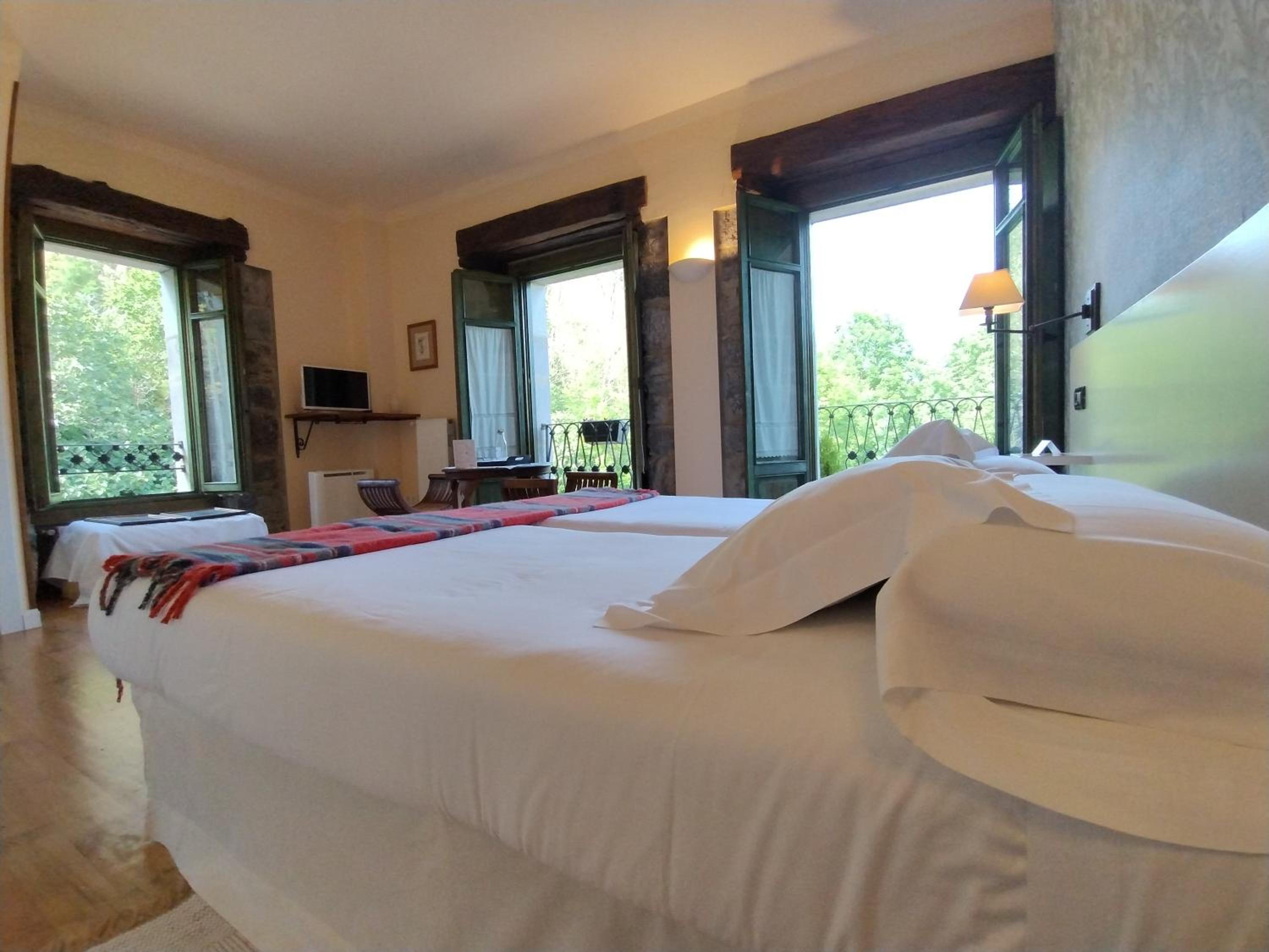 Deluxe Room - Photo 2