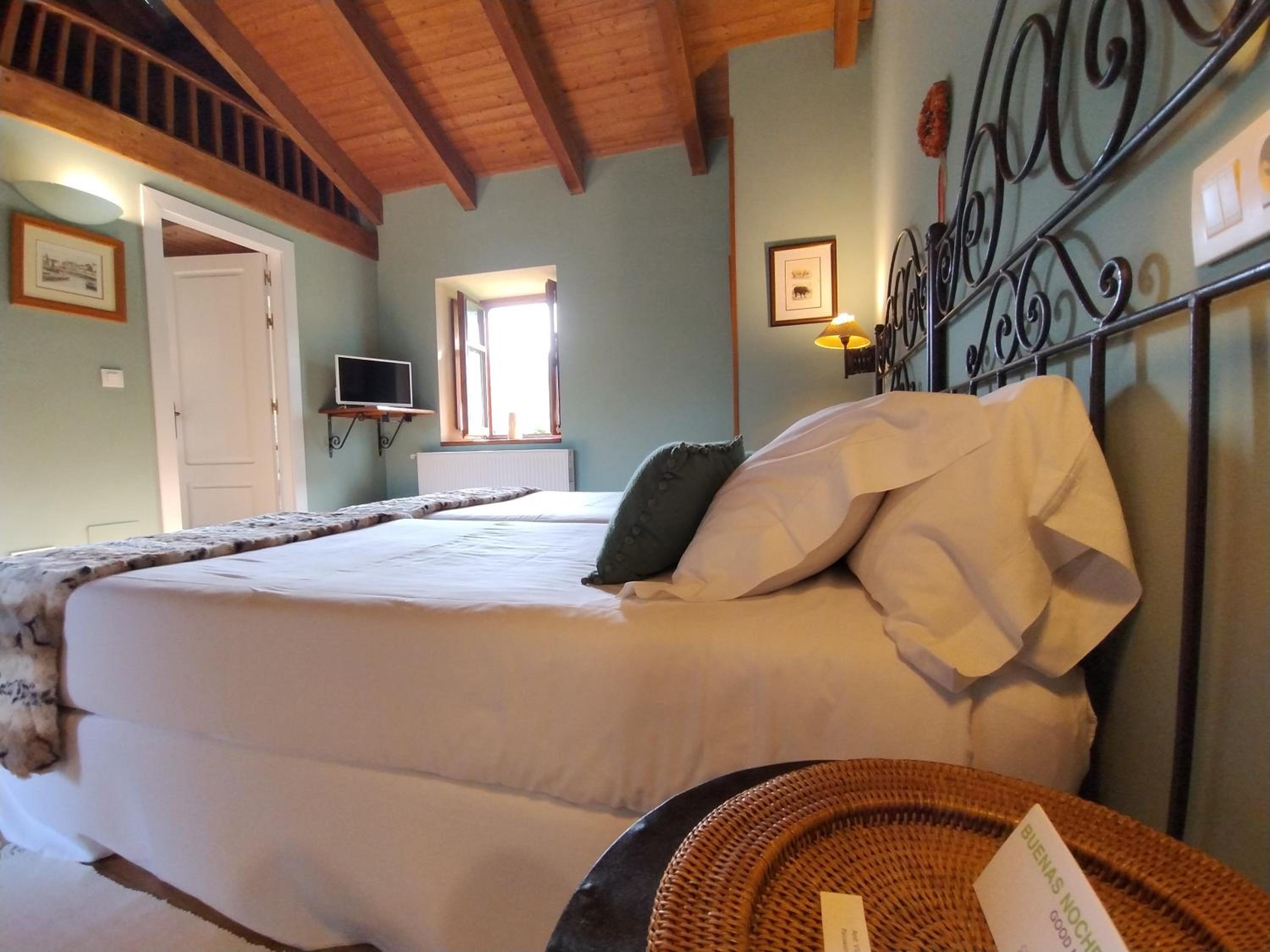 Deluxe Room - Photo 5