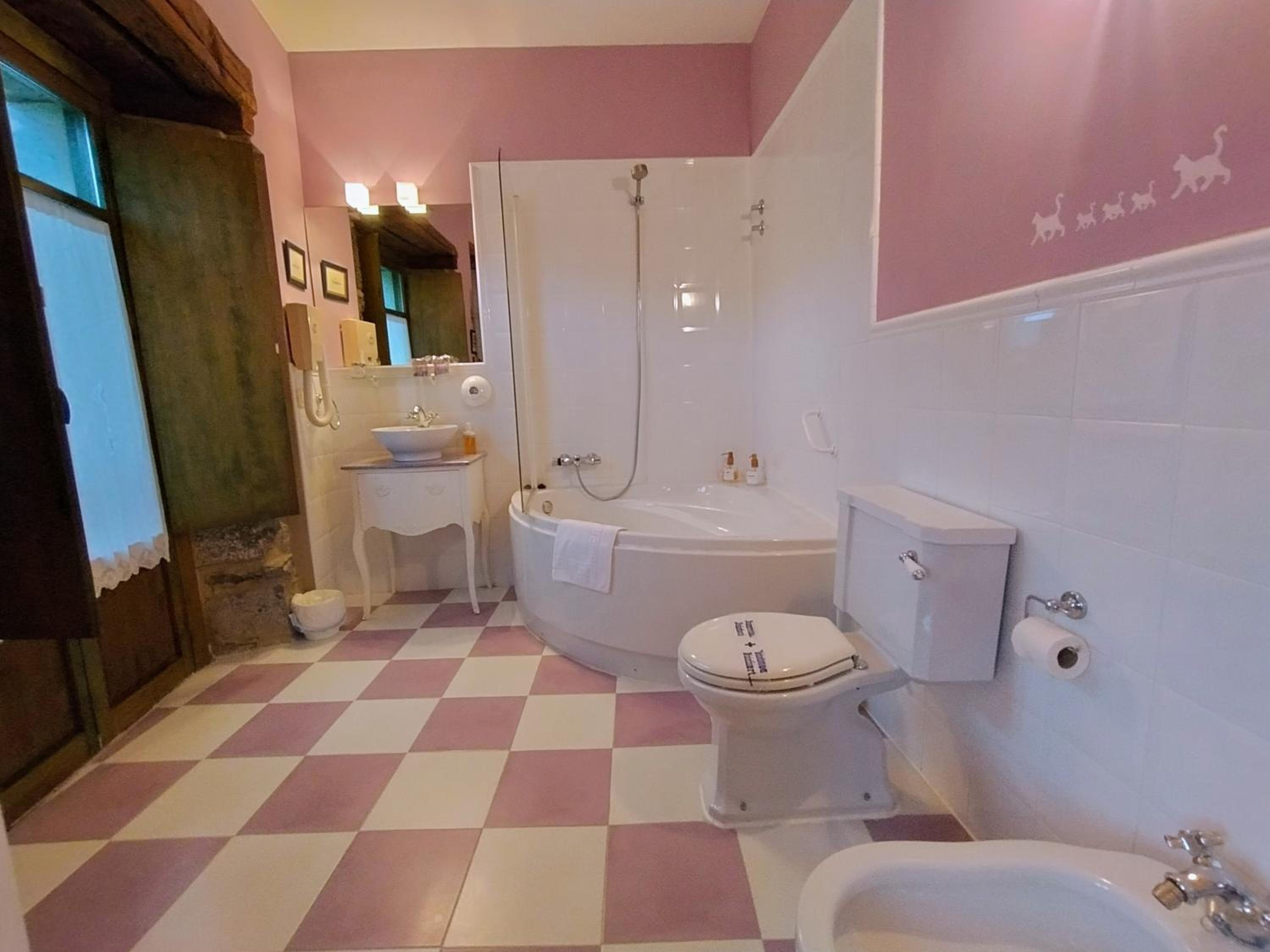 Deluxe Room - Photo 8