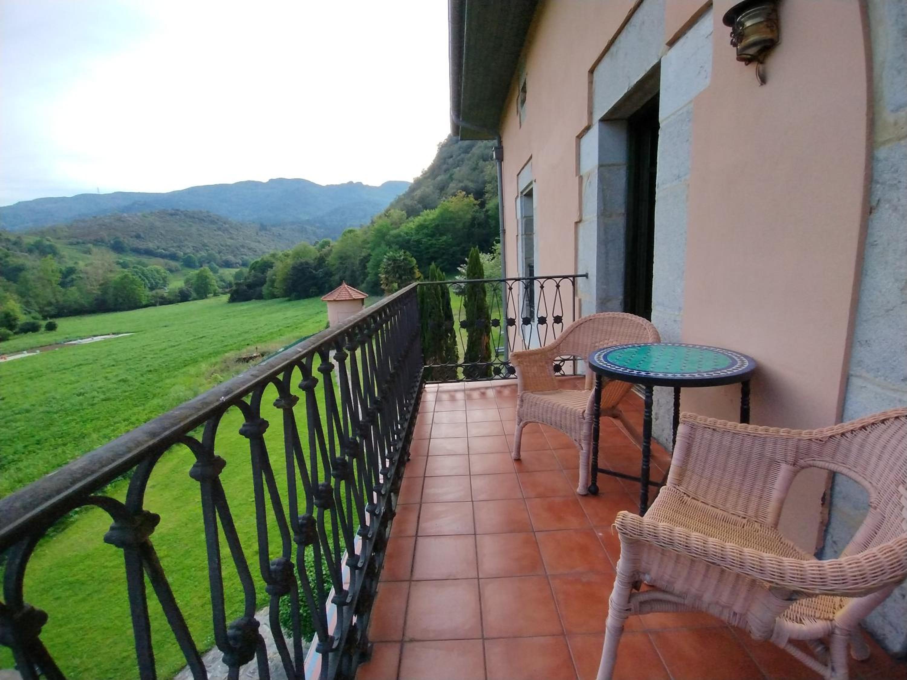 Twin Room with Balcony - Photo 5